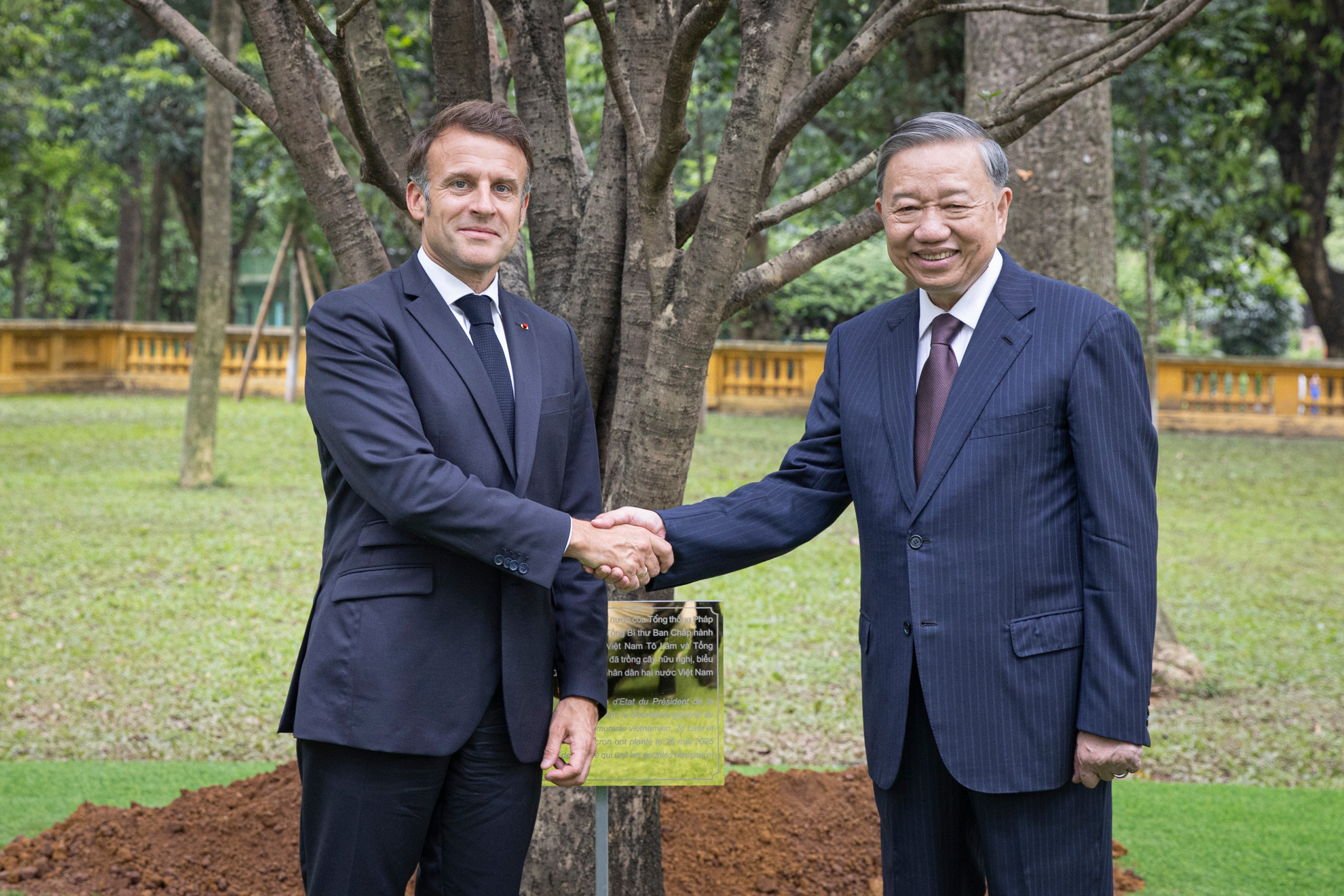 越共中央总书记苏林和法国总统埃马纽埃尔·马克龙在胡志明主席遗迹区举行了友谊树种植仪式。 越共中央总书记苏林和法国总统埃马纽埃尔·马克龙在胡志明主席遗迹区举行了友谊树种植仪式。