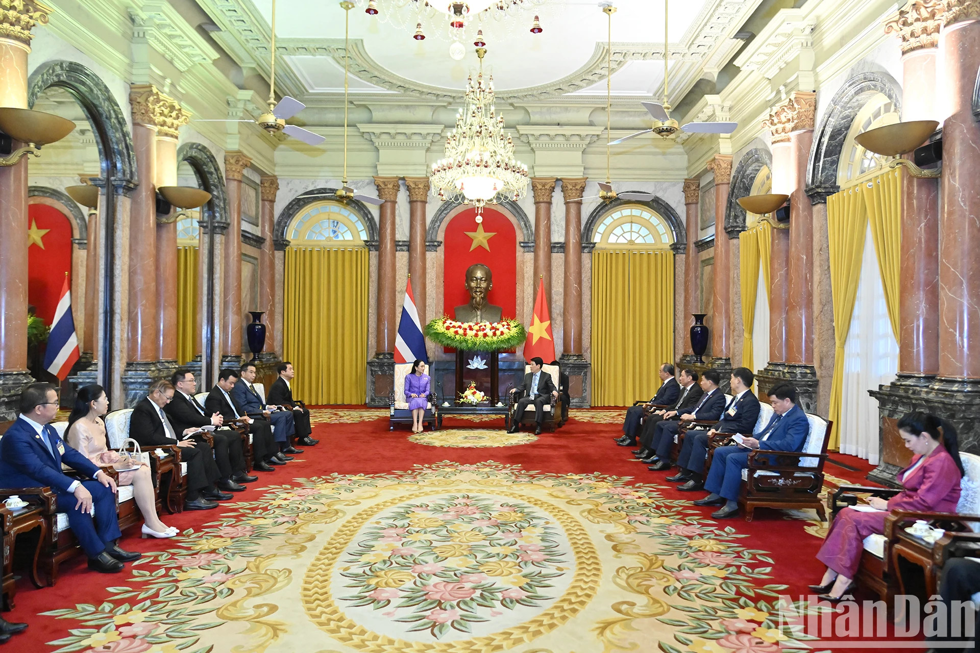 越南国家主席梁强在主席府会见泰国总理佩通坦·西那瓦。 越南国家主席梁强在主席府会见泰国总理佩通坦·西那瓦。