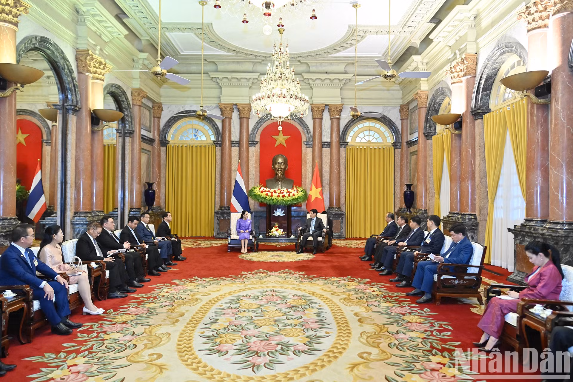 越南国家主席梁强在主席府会见泰国总理佩通坦·西那瓦。