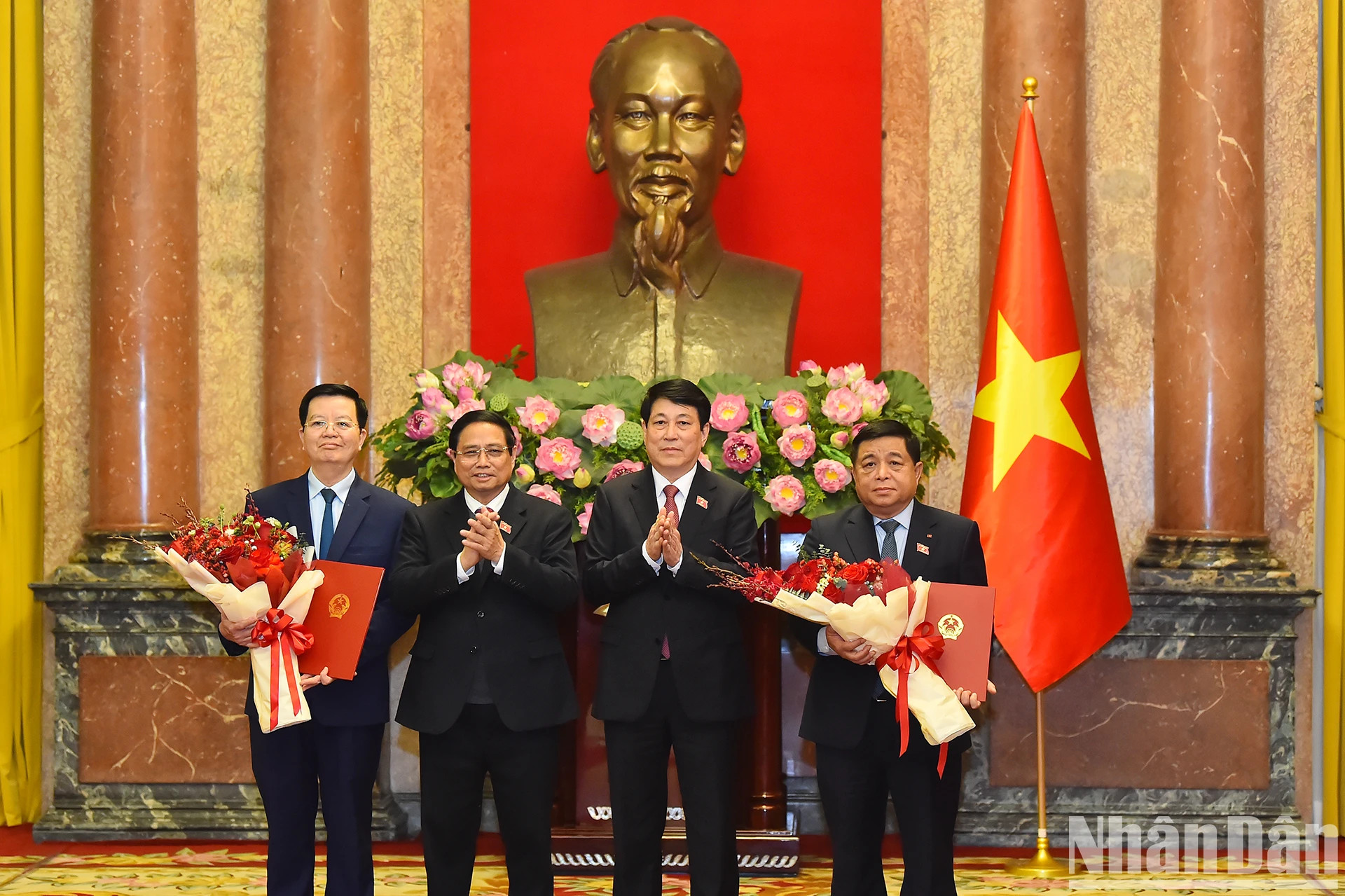 国家主席梁强和政府总理范明正赠送鲜花祝贺阮志勇副总理和梅文正副总理。 国家主席梁强和政府总理范明正赠送鲜花祝贺阮志勇副总理和梅文正副总理。
