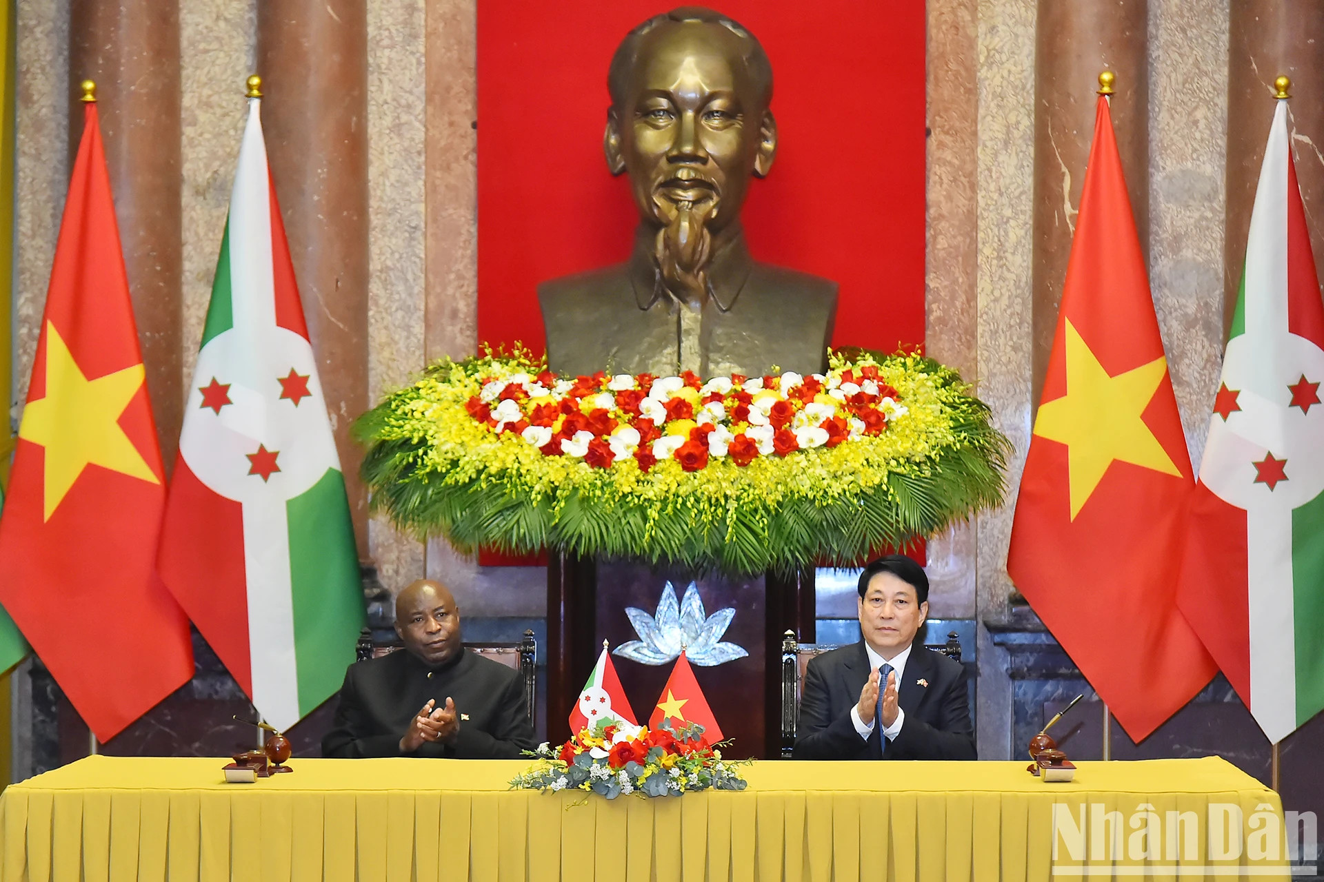 越南国家主席梁强和布隆迪总统埃瓦里斯特·恩达伊施米耶在会谈结束后见证越南和布隆迪合作文件签字仪式。 越南国家主席梁强和布隆迪总统埃瓦里斯特·恩达伊施米耶在会谈结束后见证越南和布隆迪合作文件签字仪式。