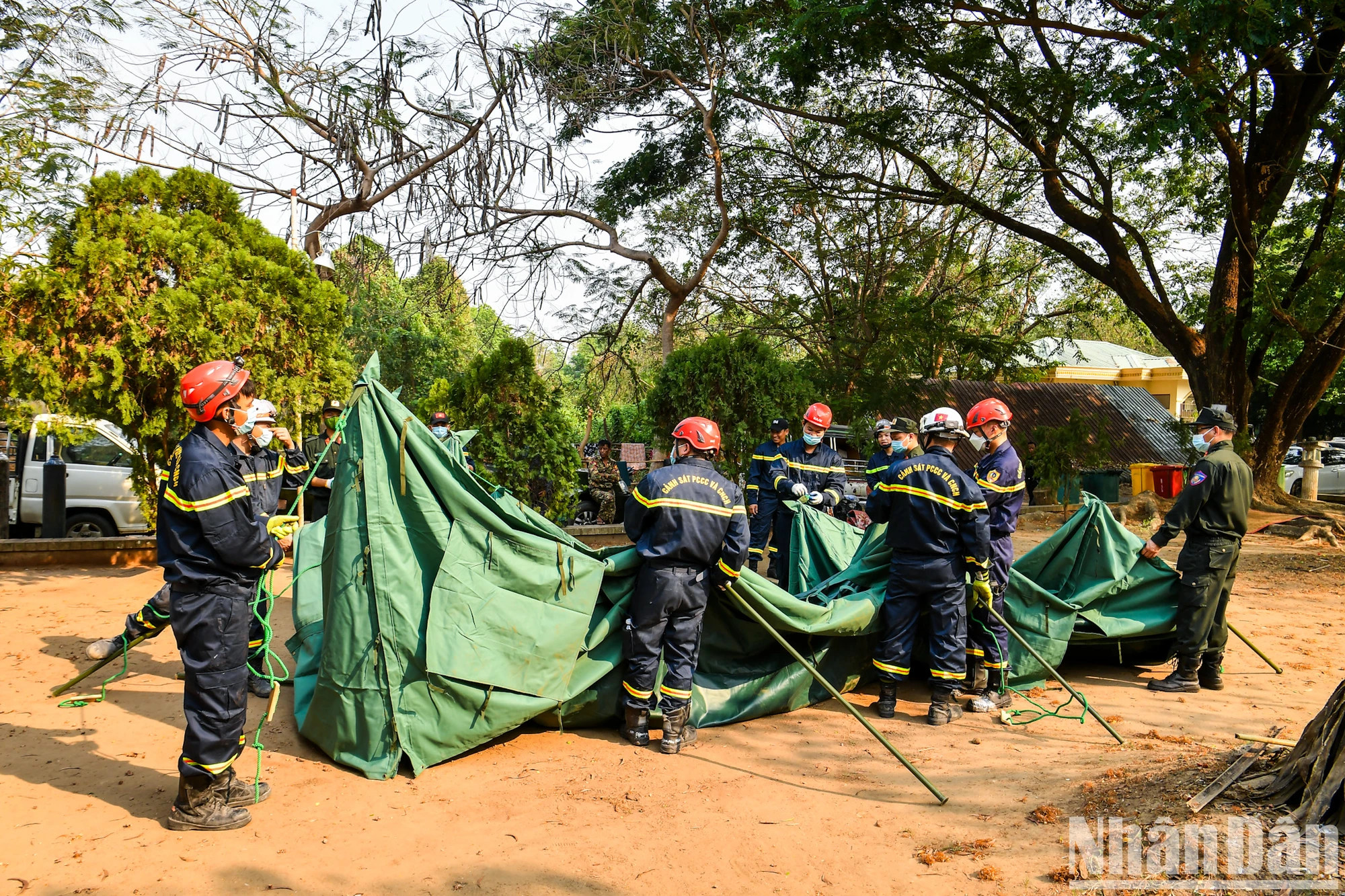 除了业务活动以外,越南公安部救援队积极参与协助当地民众克服地震造成后果的各项活动。图为越南公安部救援队的干部、战士向缅甸首都内比都具有1000张病床的一家医院赠送野战帐篷、药品和一些医疗设备。 除了业务活动以外,越南公安部救援队积极参与协助当地民众克服地震造成后果的各项活动。图为越南公安部救援队的干部、战士向缅甸首都内比都具有1000张病床的一家医院赠送野战帐篷、药品和一些医疗设备。