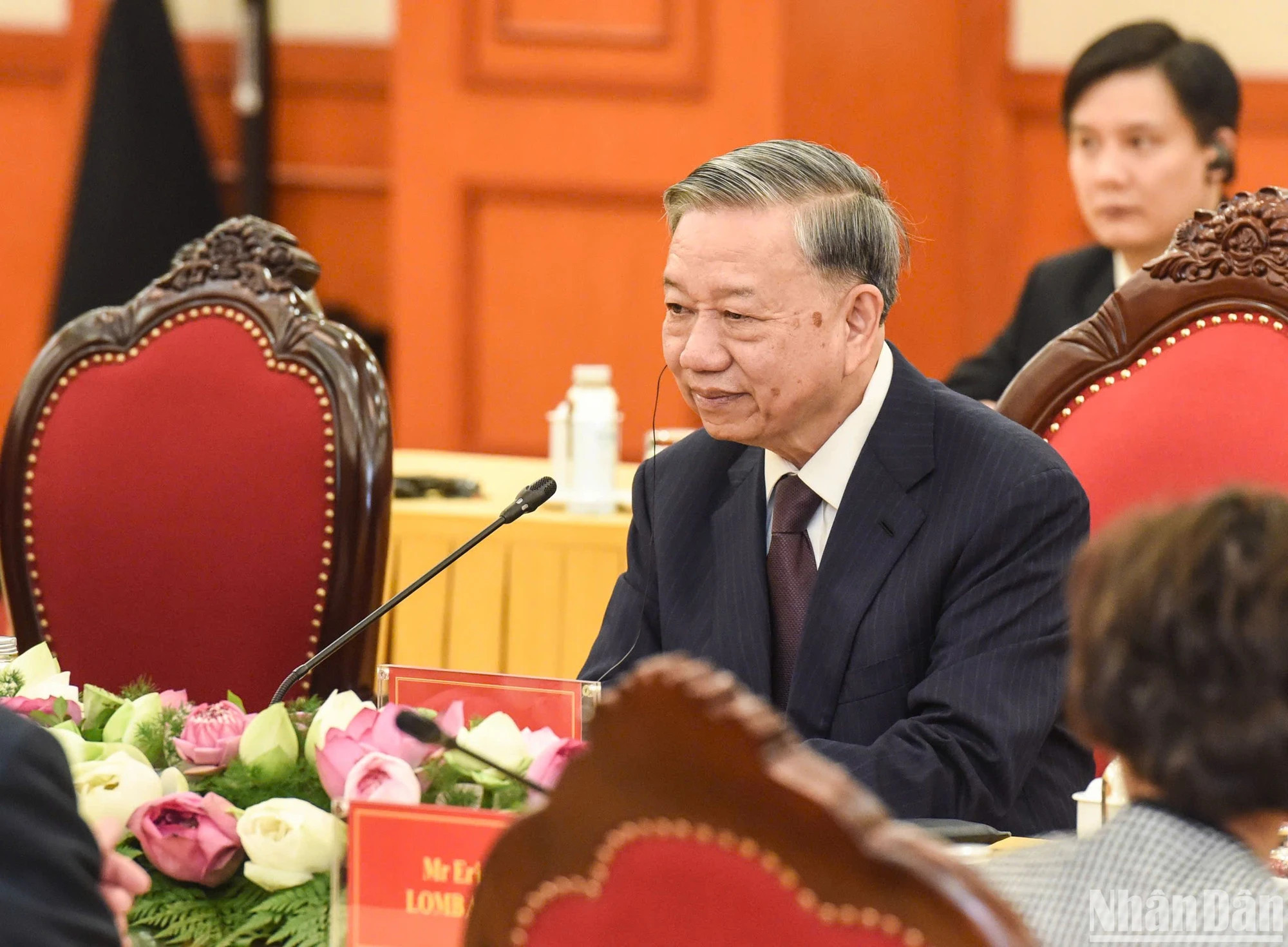 越共中央总书记苏林在会见法国总统埃马纽埃尔·马克龙时发表讲话。 越共中央总书记苏林在会见法国总统埃马纽埃尔·马克龙时发表讲话。