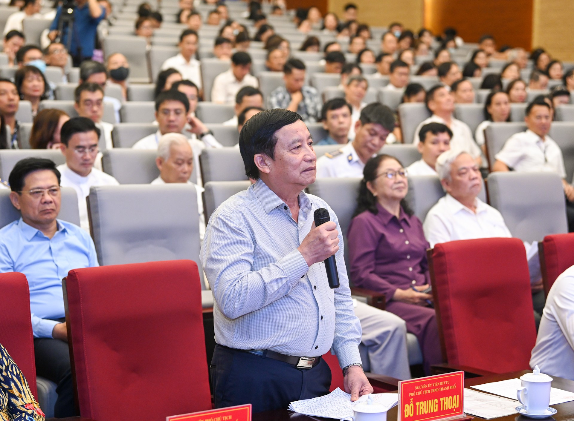 吴权郡的选民在会上发表讲话。 吴权郡的选民在会上发表讲话。