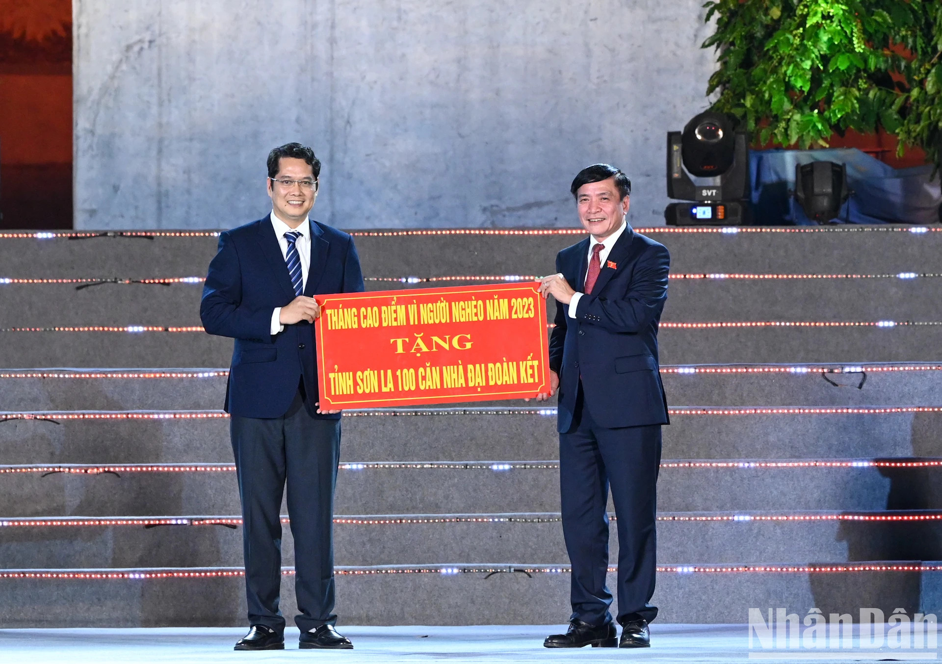 国会秘书长、办公厅主任裴文强向山罗省代表移交大团结房屋建设援助款项。(维玲 摄) 国会秘书长、办公厅主任裴文强向山罗省代表移交大团结房屋建设援助款项。(维玲 摄)