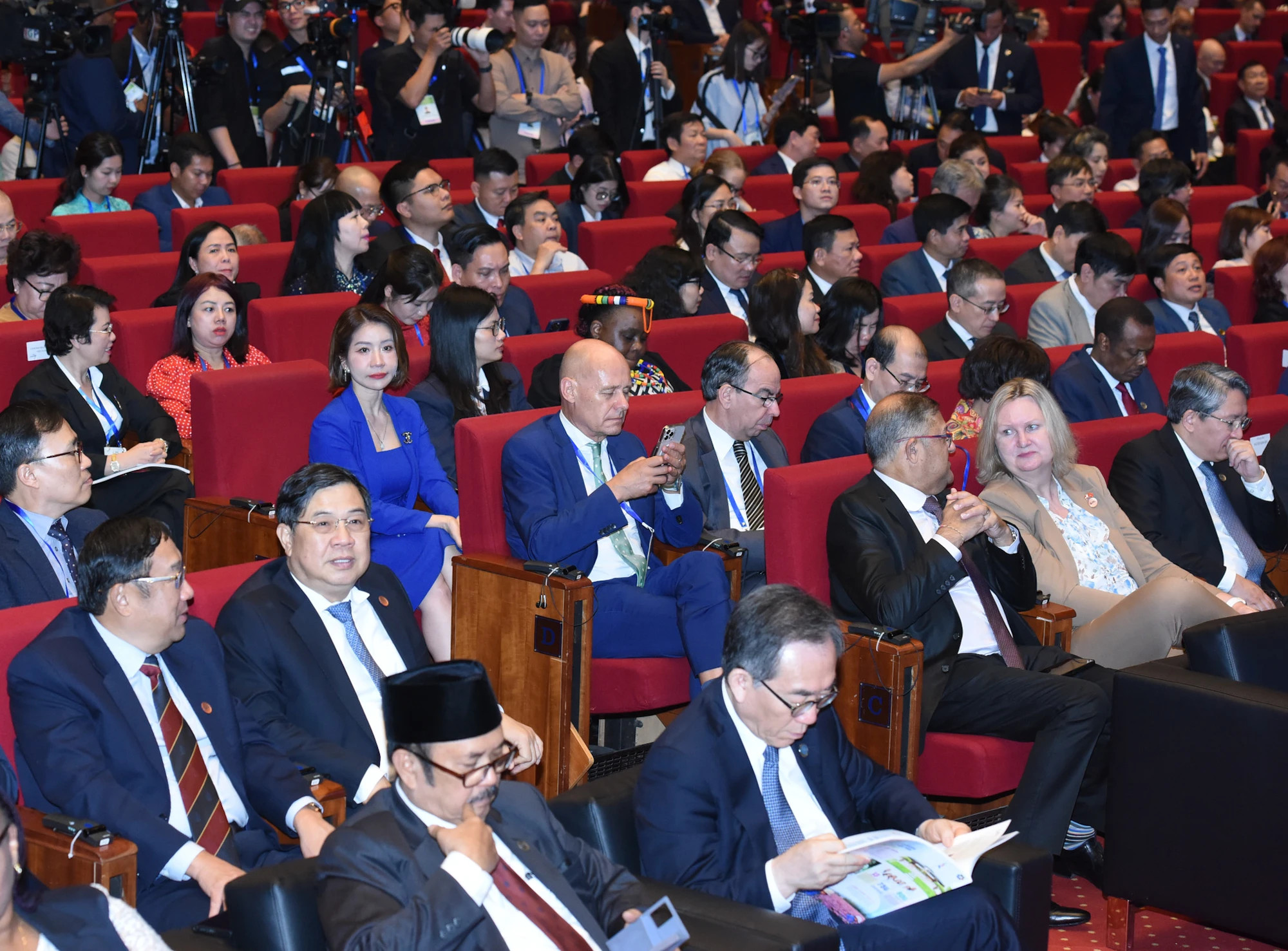 国内和国际代表出席峰会。