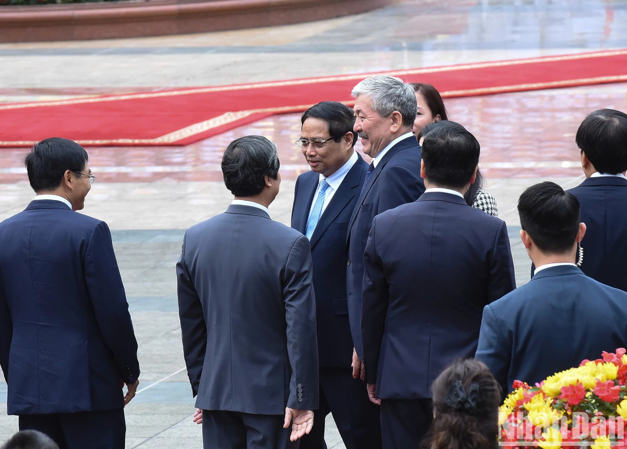 越南政府总理范明正向吉尔吉斯斯坦总理阿德尔别克·卡西马利耶夫介绍越南代表团成员。 越南政府总理范明正向吉尔吉斯斯坦总理阿德尔别克·卡西马利耶夫介绍越南代表团成员。