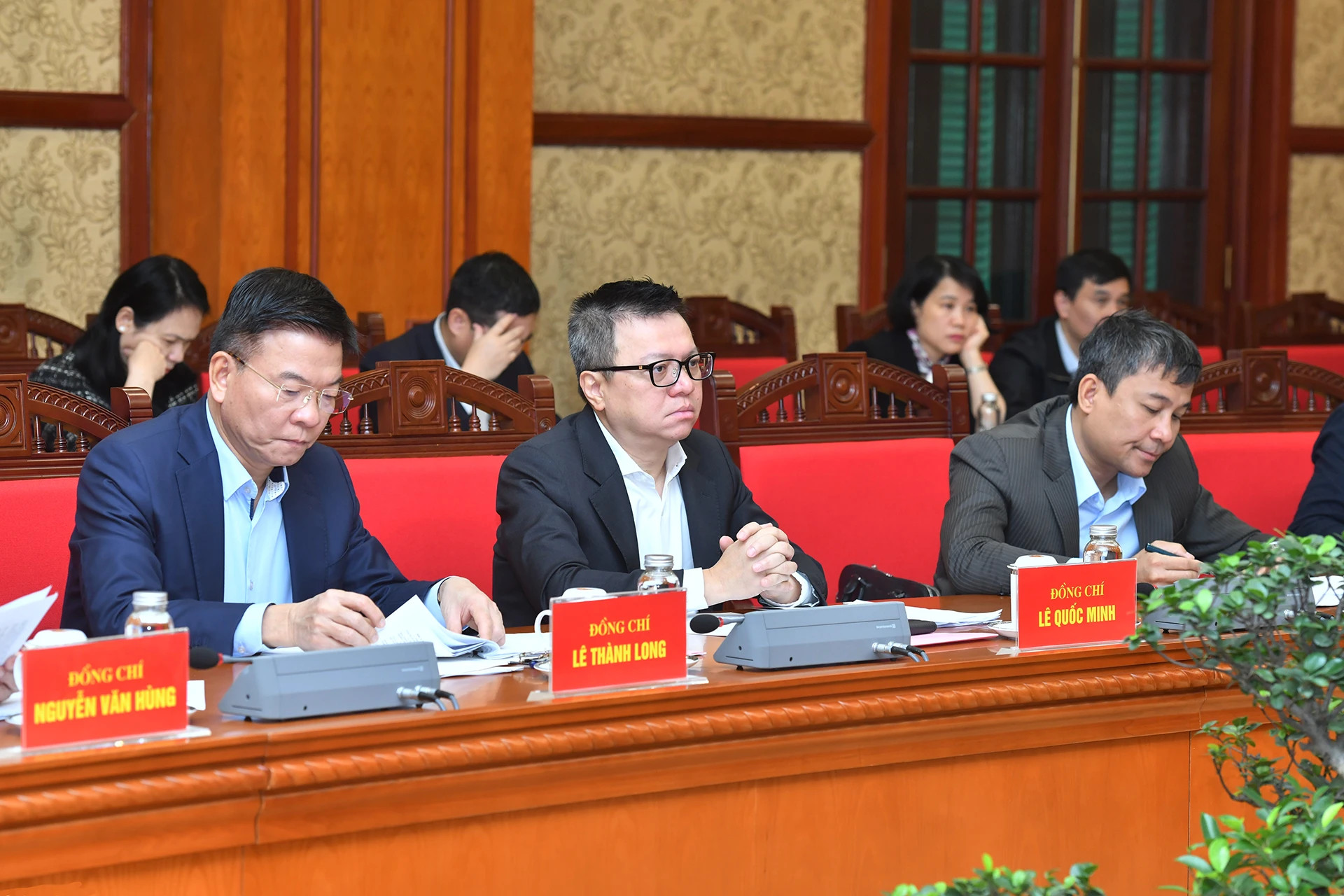 越共中央委员、《人民报》社总编辑、中央宣教与民运部副部长、越南新闻工作者协会主席黎国明和与会代表。