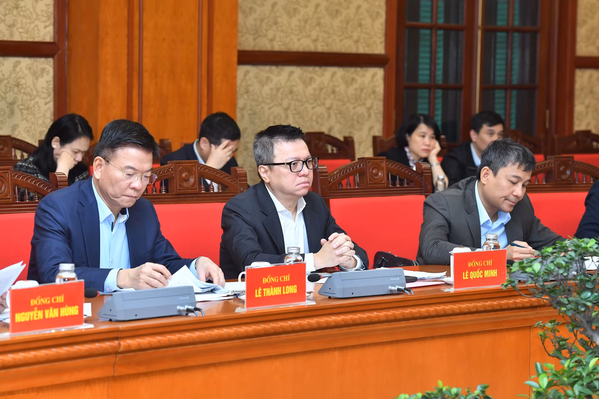 越共中央委员、《人民报》社总编辑、中央宣教与民运部副部长、越南新闻工作者协会主席黎国明和与会代表。