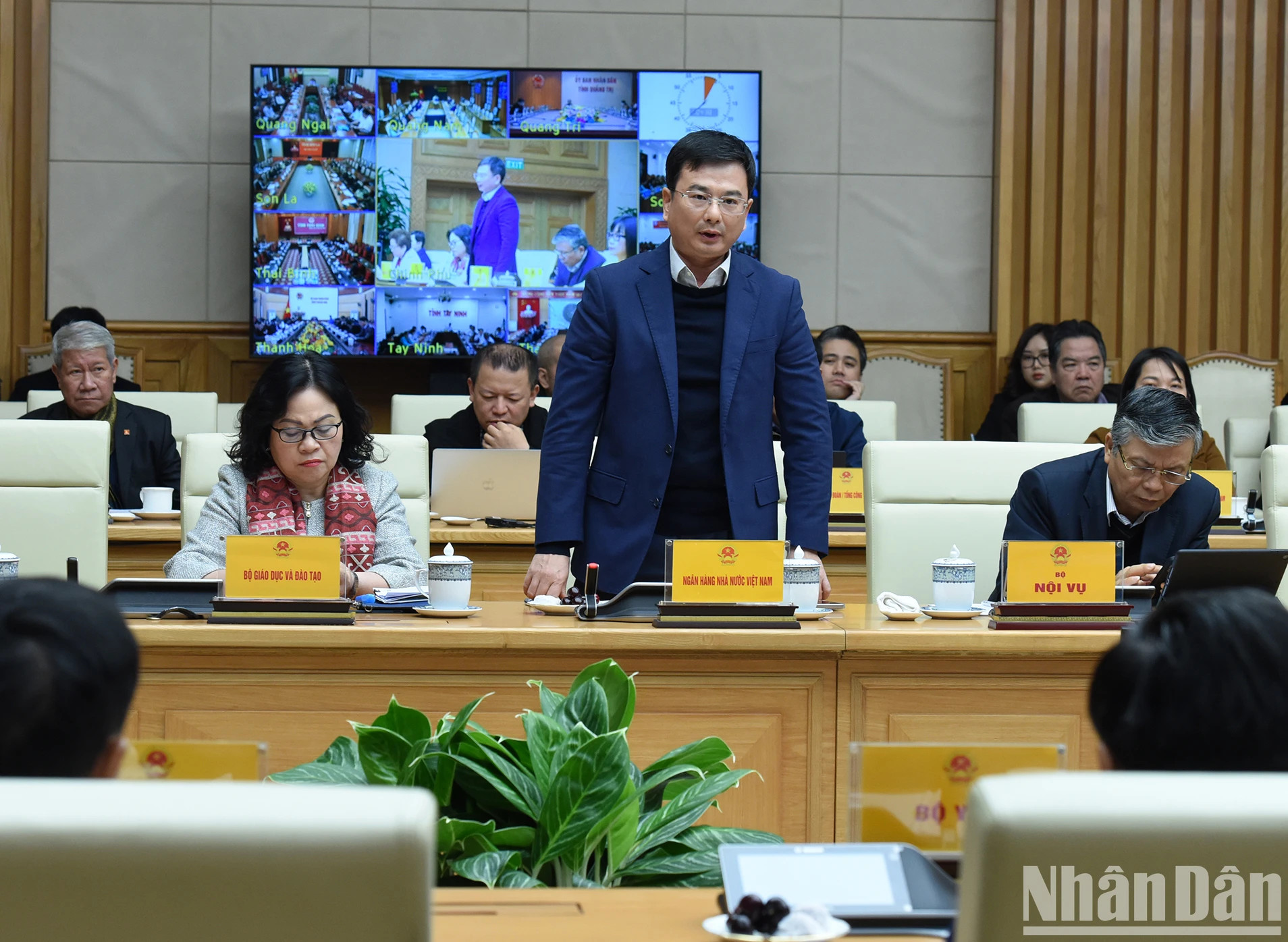 与会代表在会上发表讲话。 与会代表在会上发表讲话。