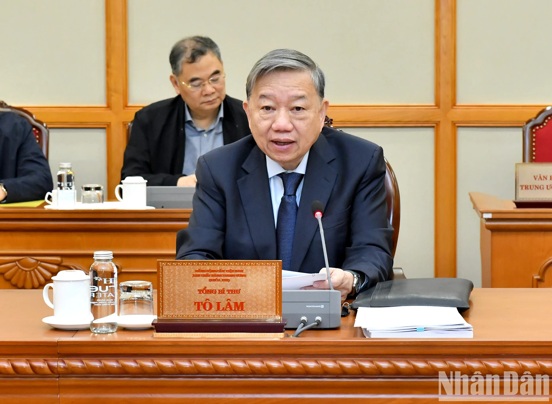 越共中央总书记、指导委员会主任苏林主持会议。