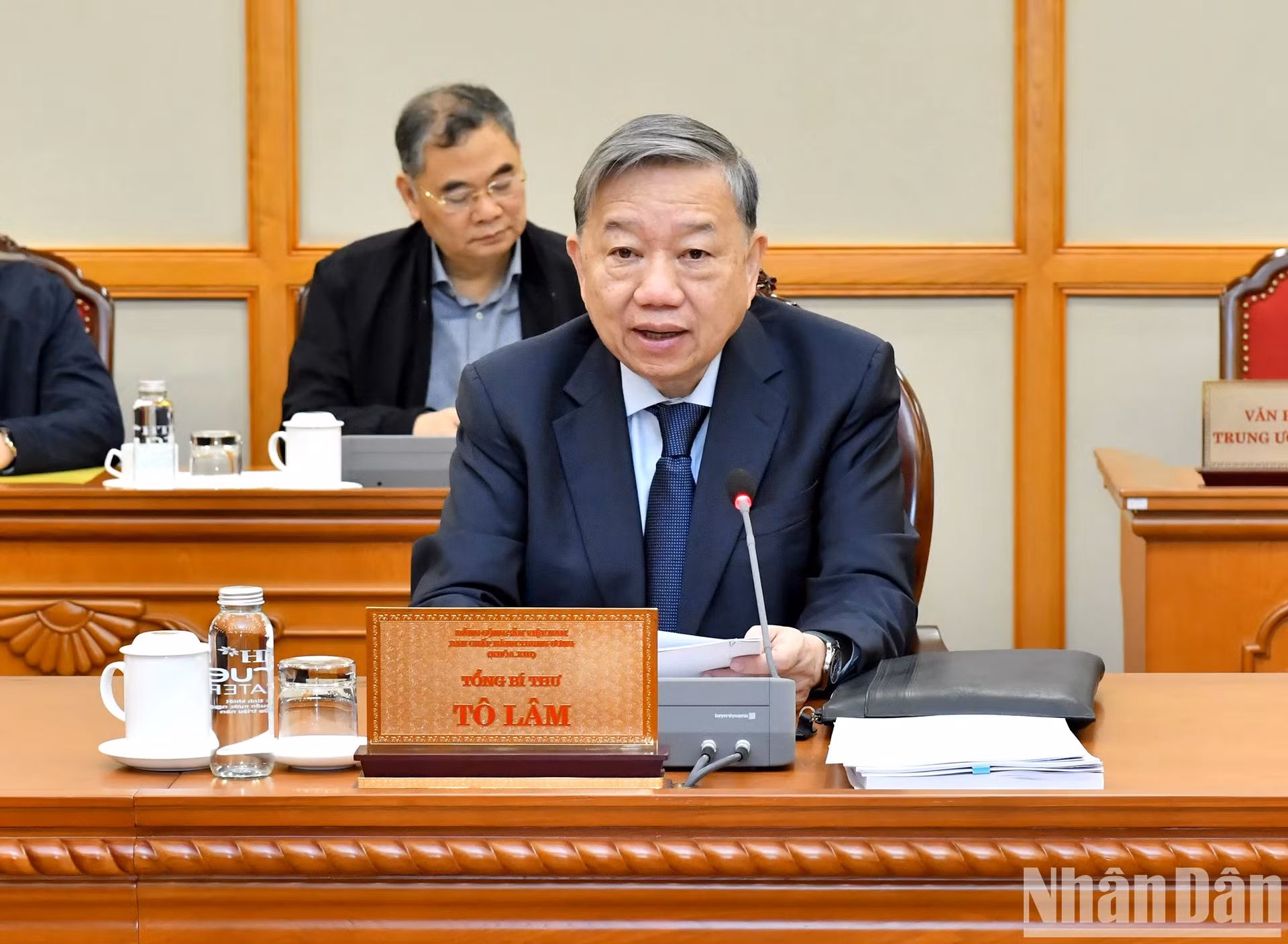 越共中央总书记、指导委员会主任苏林主持会议。