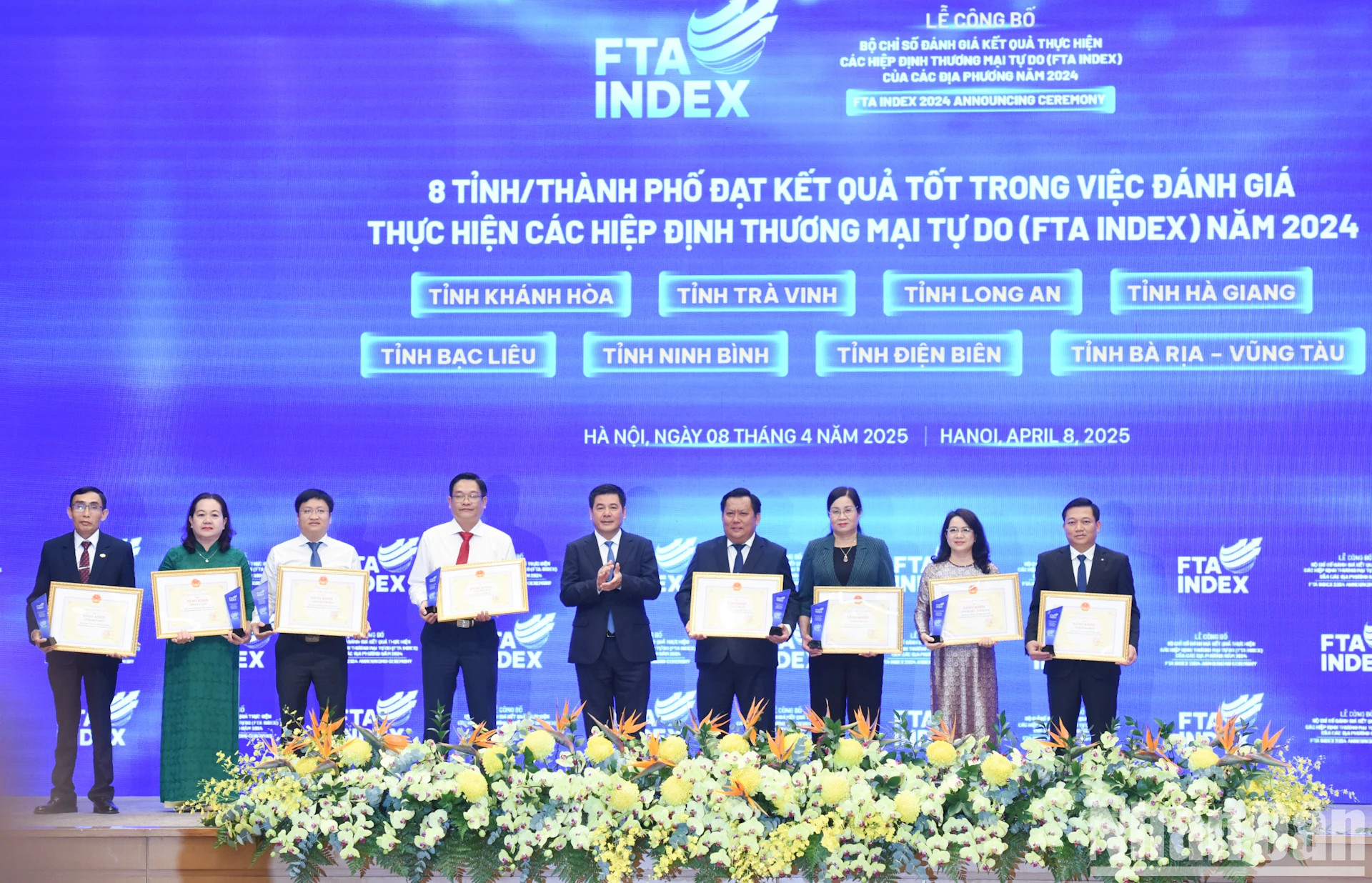 工贸部部长阮鸿延向取得优异成绩的省市颁发奖状。