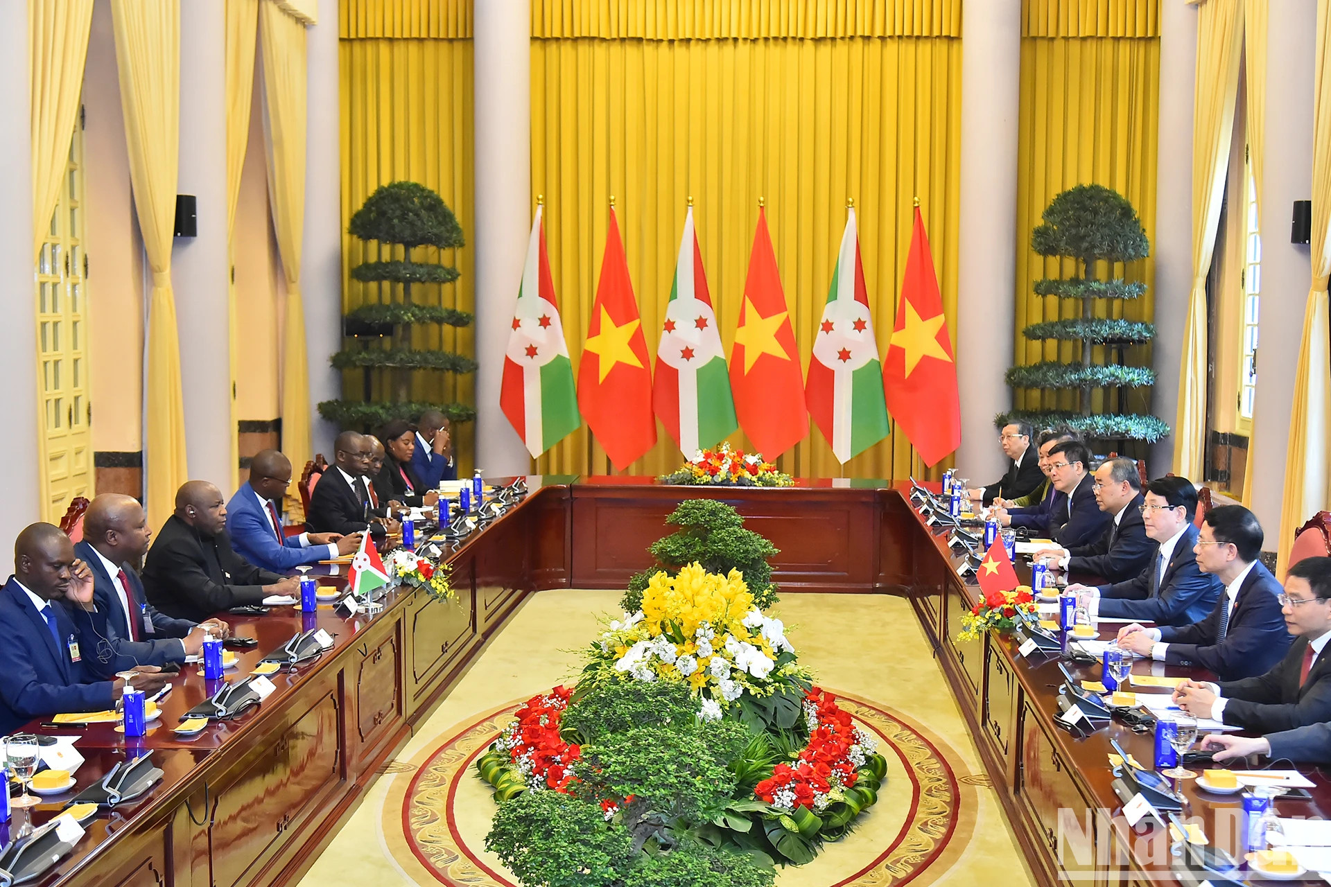 越南国家主席梁强和布隆迪总统埃瓦里斯特·恩达伊施米耶举行会谈。 越南国家主席梁强和布隆迪总统埃瓦里斯特·恩达伊施米耶举行会谈。