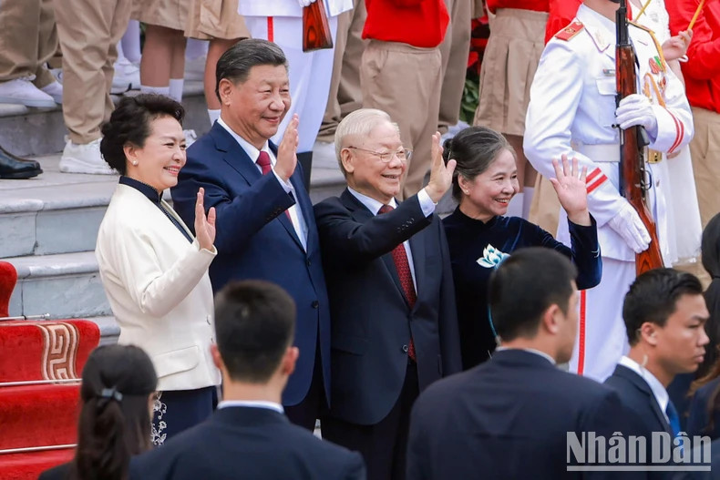 越共中央总书记阮富仲和夫人与中共中央总书记、中国国家主席习近平和夫人在欢迎仪式上。 越共中央总书记阮富仲和夫人与中共中央总书记、中国国家主席习近平和夫人在欢迎仪式上。