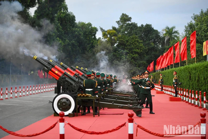 礼炮二十一响,欢迎中共中央总书记、中国国家主席习近平和夫人对越南进行国事访问。 礼炮二十一响,欢迎中共中央总书记、中国国家主席习近平和夫人对越南进行国事访问。
