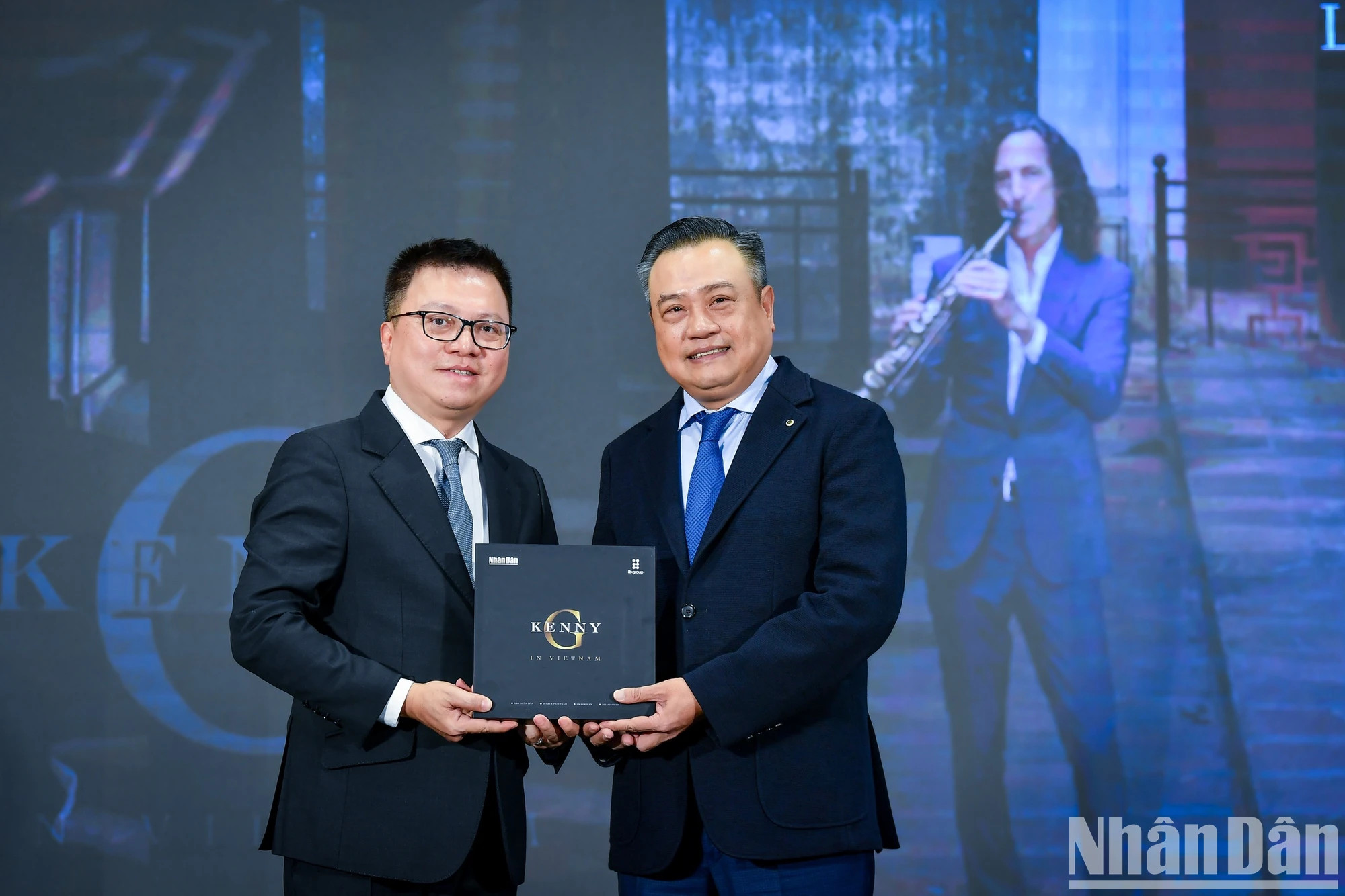 黎国明先生向河内市领导赠送肯尼·基音乐音频《回家》。 黎国明先生向河内市领导赠送肯尼·基音乐音频《回家》。