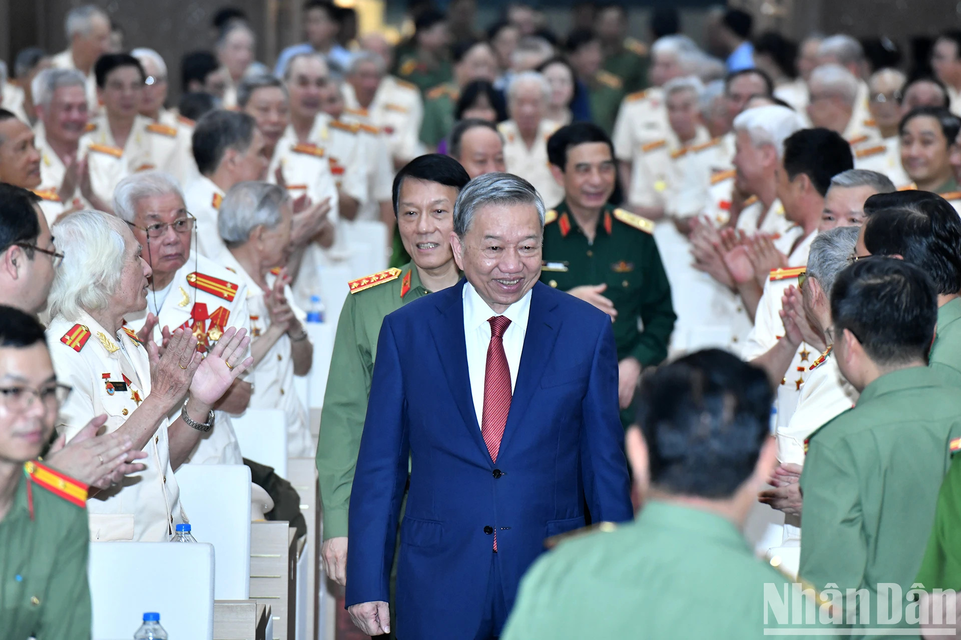 越共中央总书记苏林会见支援南方战场的公安战士。 越共中央总书记苏林会见支援南方战场的公安战士。