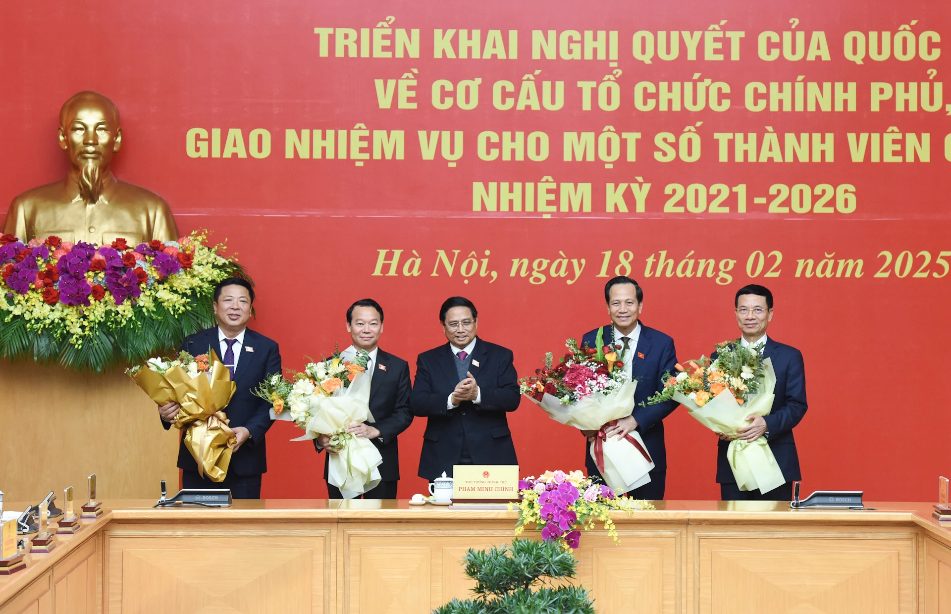 政府总理范明正向新任部长阮孟雄、陈红明、杜德维、陶玉容赠送鲜花表示祝贺。