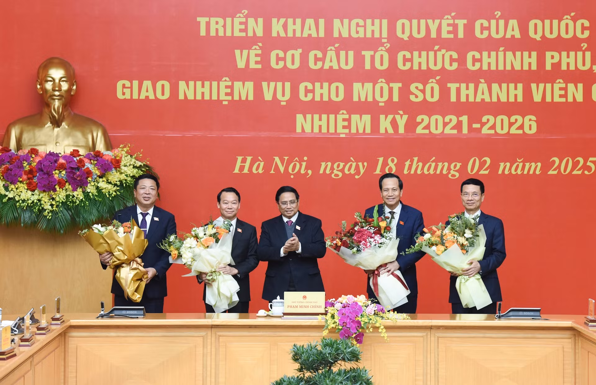 政府总理范明正向新任部长阮孟雄、陈红明、杜德维、陶玉容赠送鲜花表示祝贺。