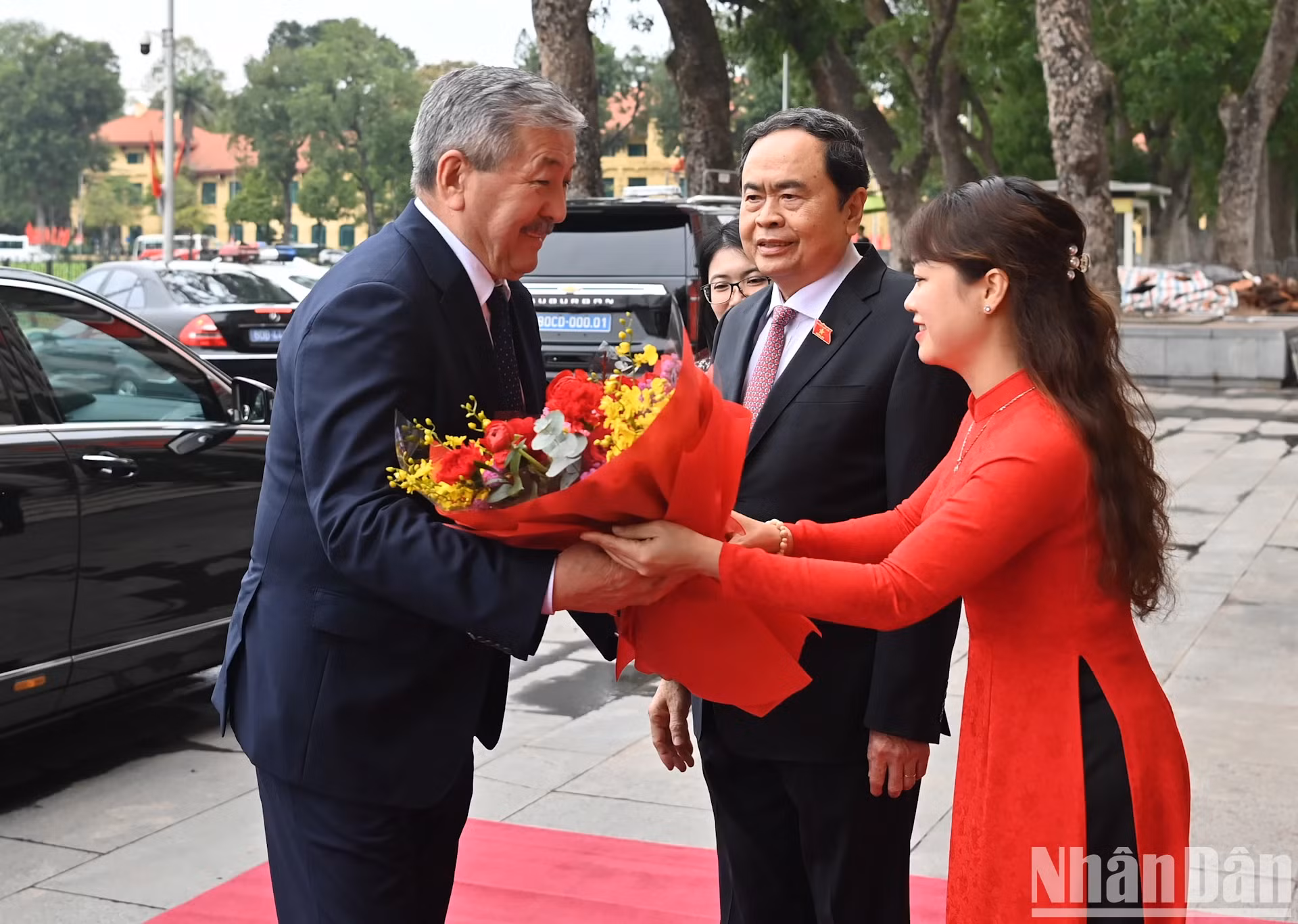 越南国会办公厅代表向阿德尔别克·卡西马利耶夫总理赠送鲜花表示欢迎。