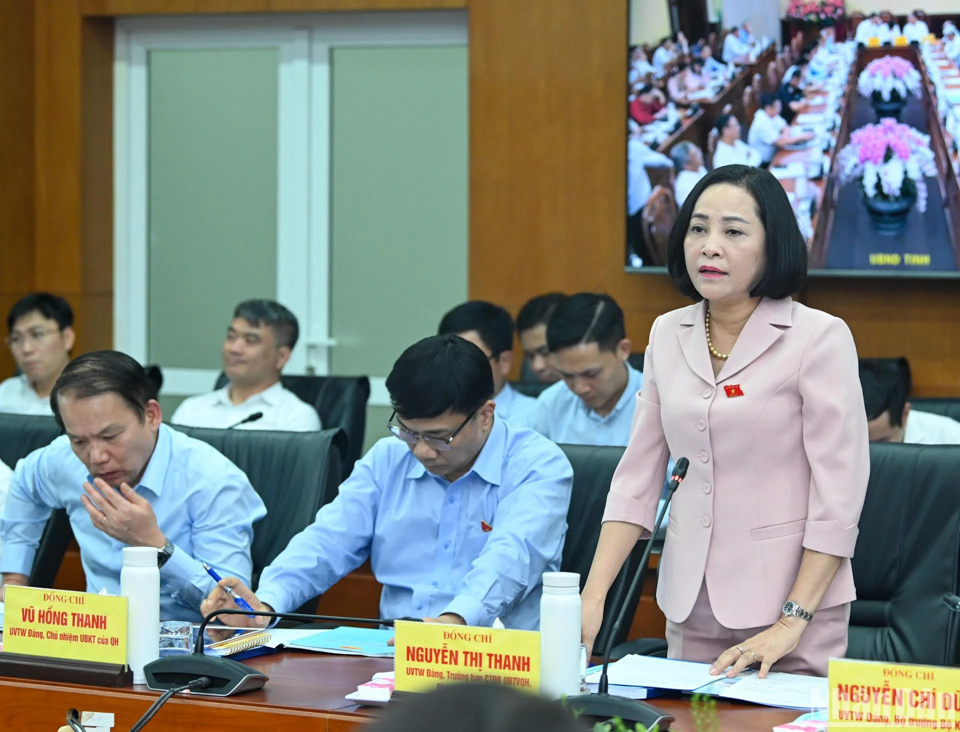 与会代表发表讲话。 与会代表发表讲话。