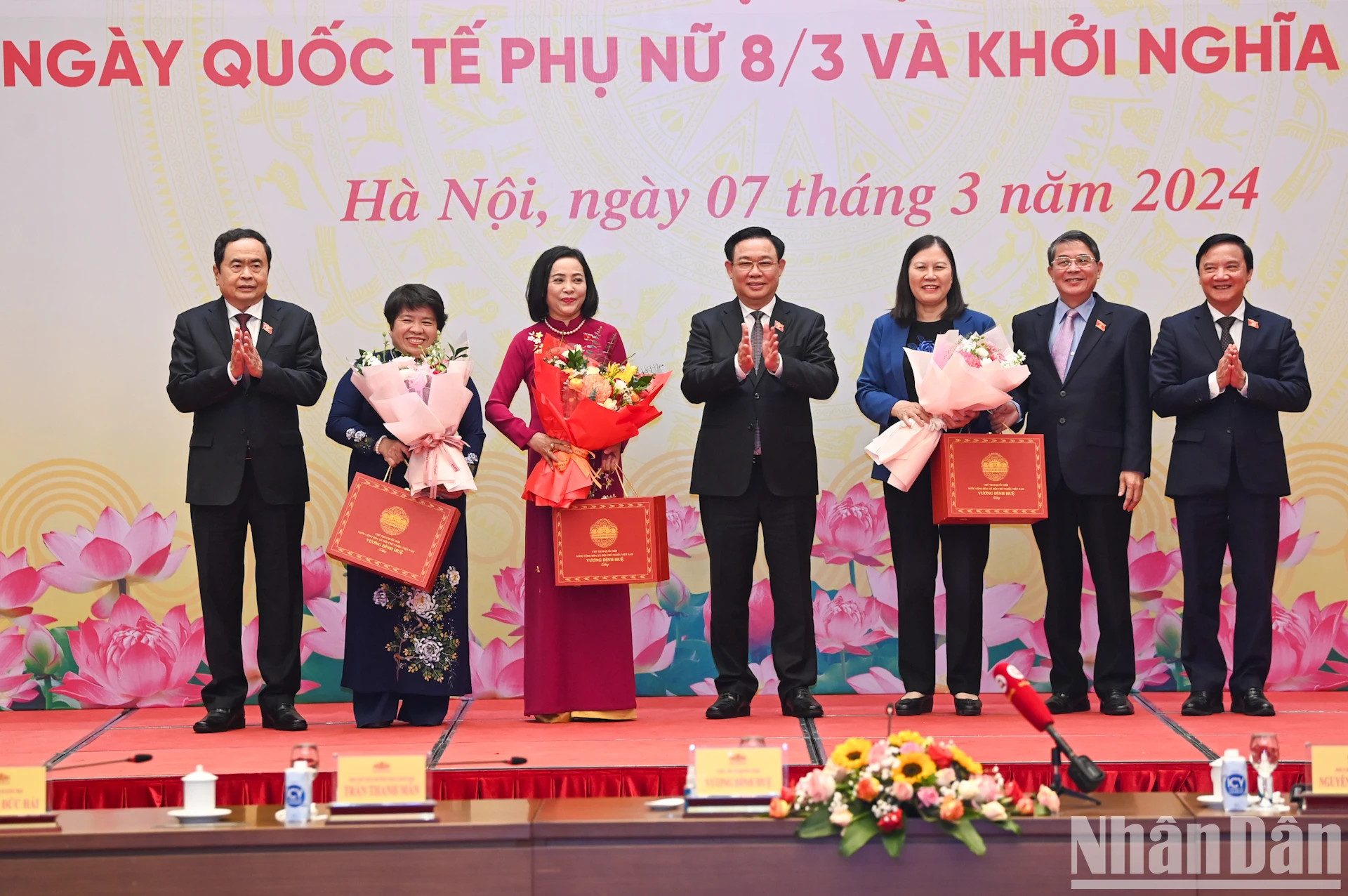 国会主席王廷惠向各位代表送鲜花和礼物。