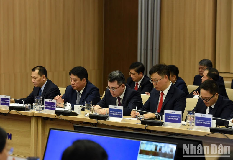 越南电力集团领导出席会议。 越南电力集团领导出席会议。