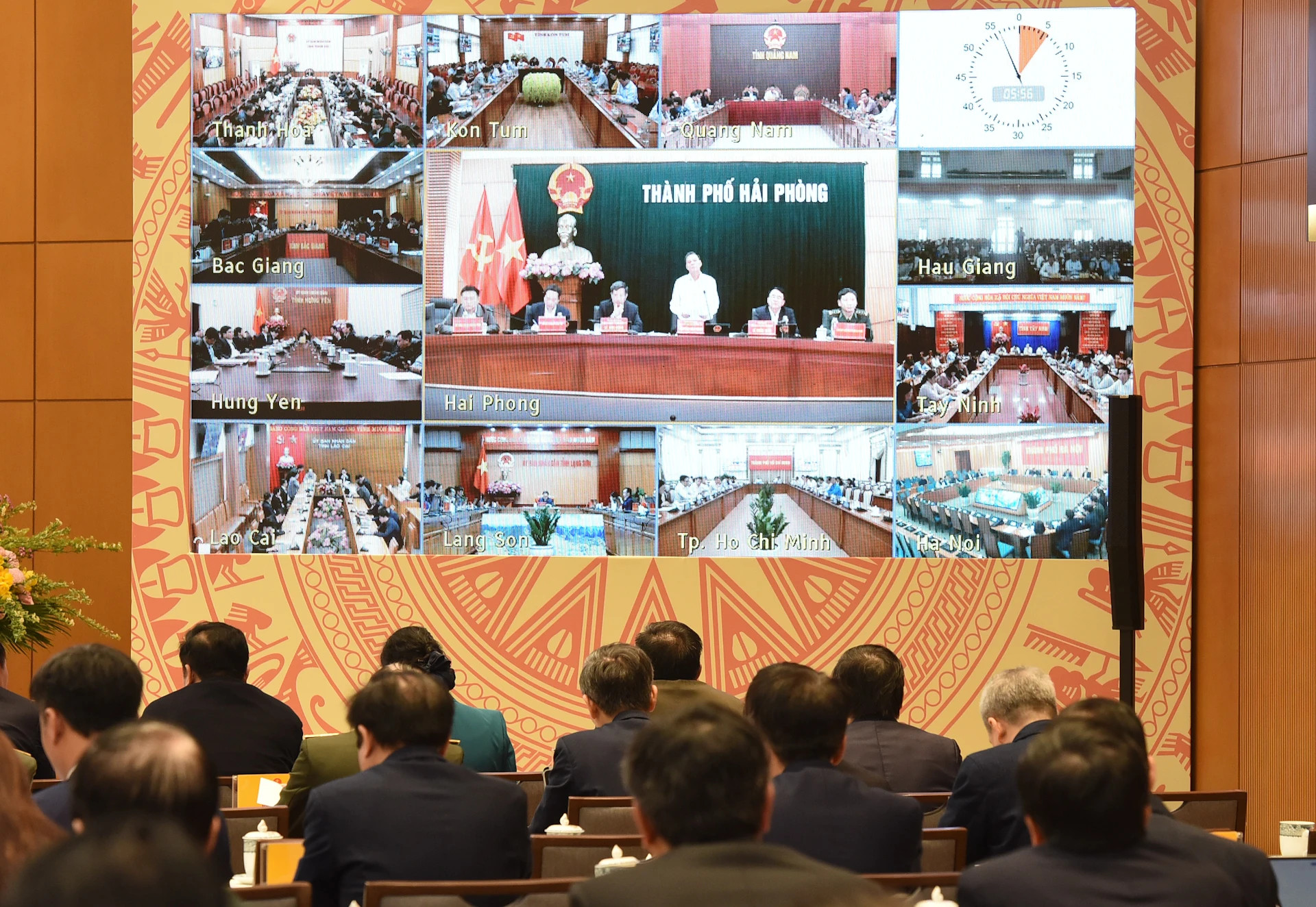 海防市领导在会上发表讲话。