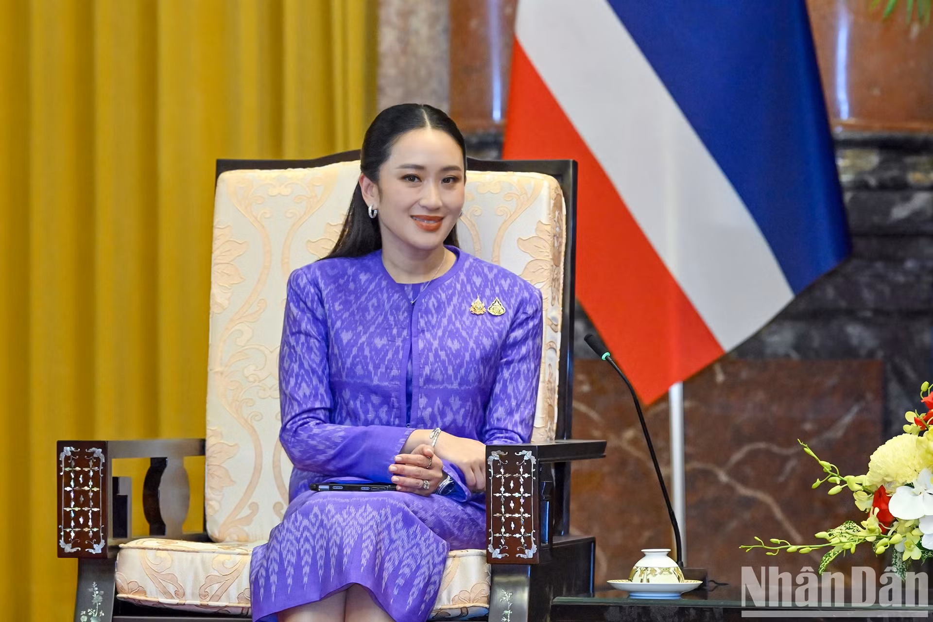 泰国总理佩通坦·西那瓦在会见时发表讲话。