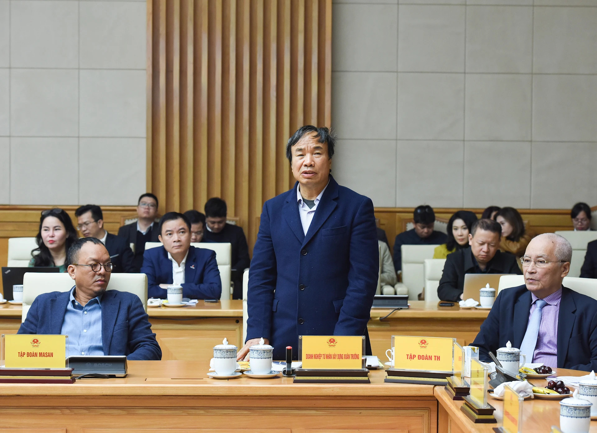 与会代表在会上发表讲话。 与会代表在会上发表讲话。
