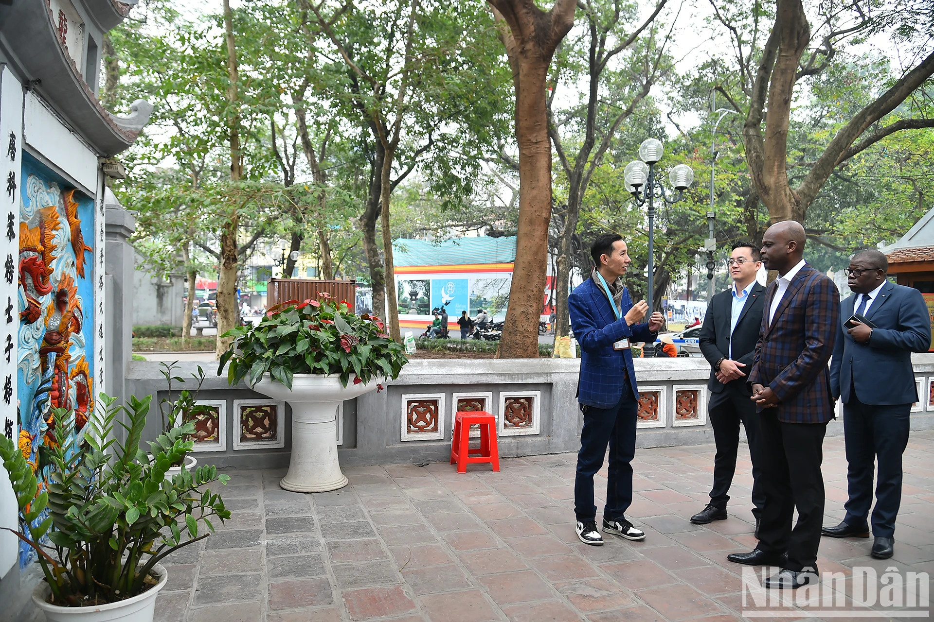 多哥外交部长罗贝尔·迪塞倾听有关玉山祠的介绍内容。