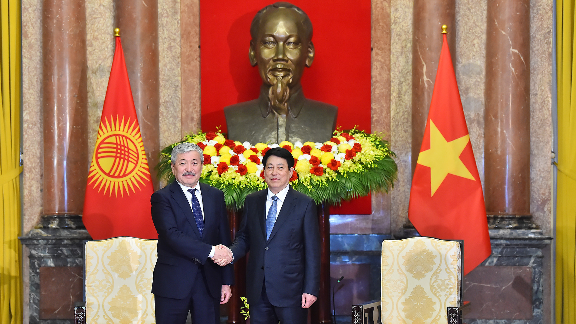 越南国家主席梁强会见吉尔吉斯斯坦总理阿德尔别克·卡西马利耶夫【组图】
