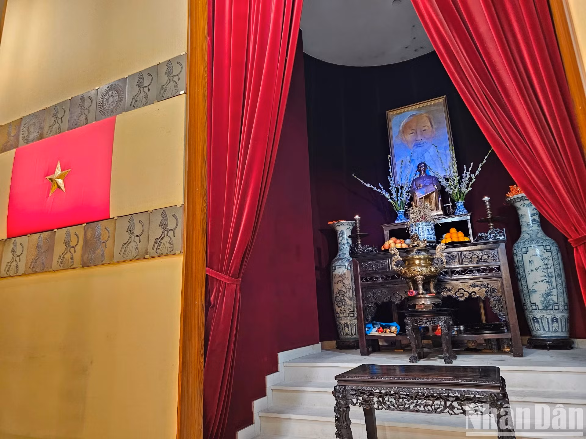 那时，我国很贫困。在旅居法国越南人商会、工人协会、和侨胞的援助下，越南驻法国大使馆总部已完成。