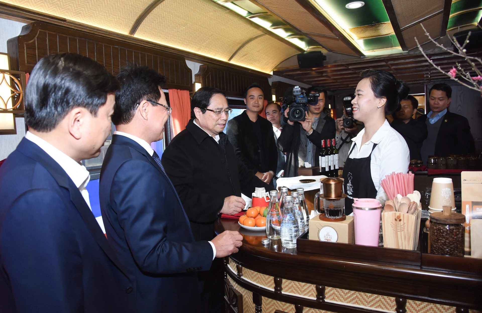 范明正总理检查越南铁路总公司豪华旅游列车的服务质量。