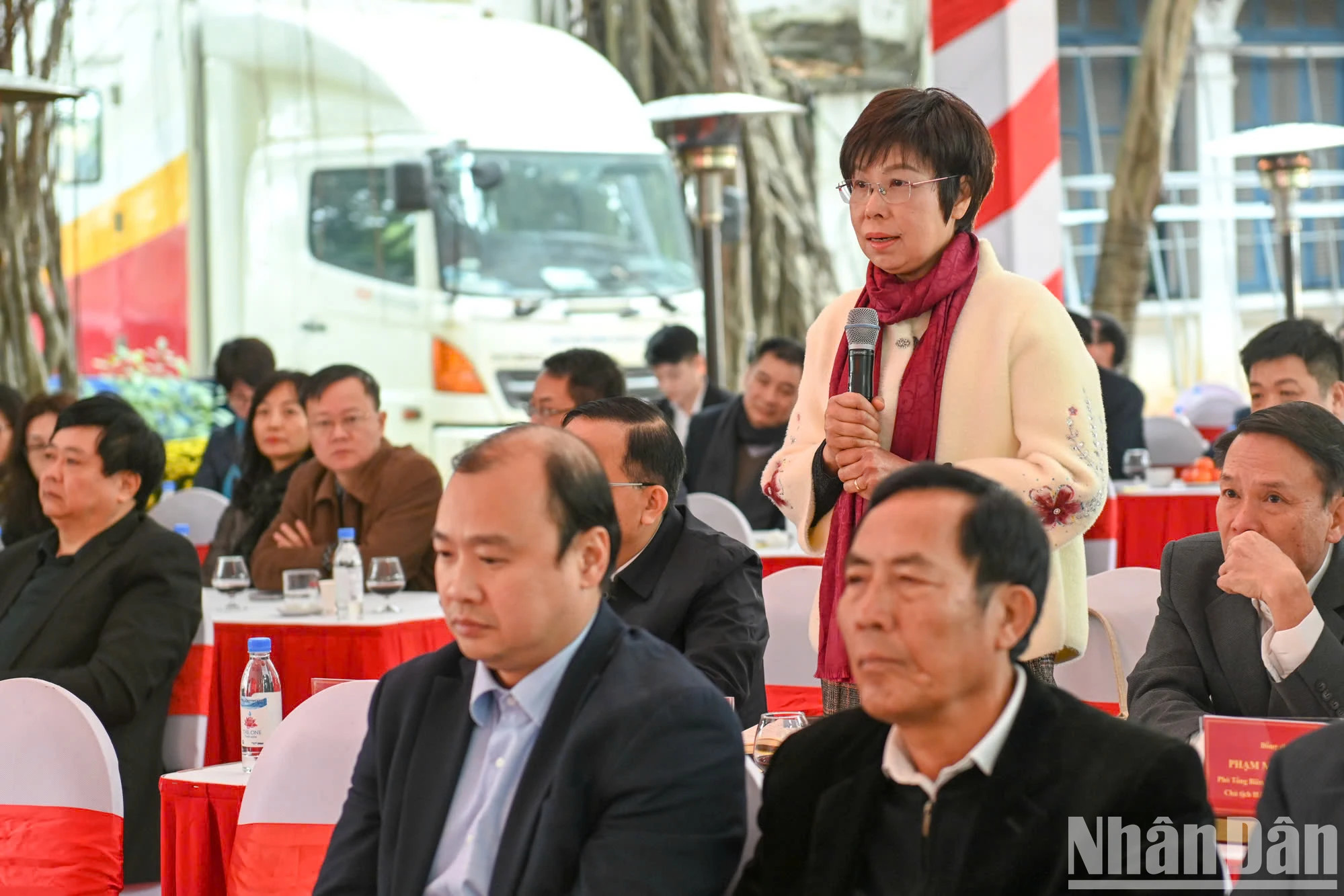 与会代表在会上发表讲话。 与会代表在会上发表讲话。