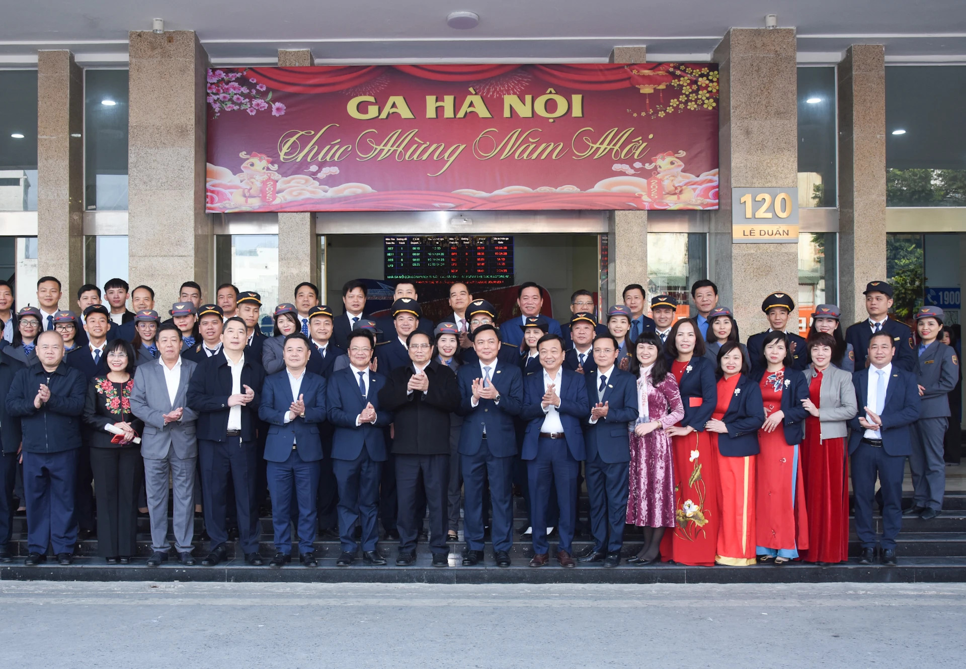 范明正总理和铁路部门的干部、工作人员合影。