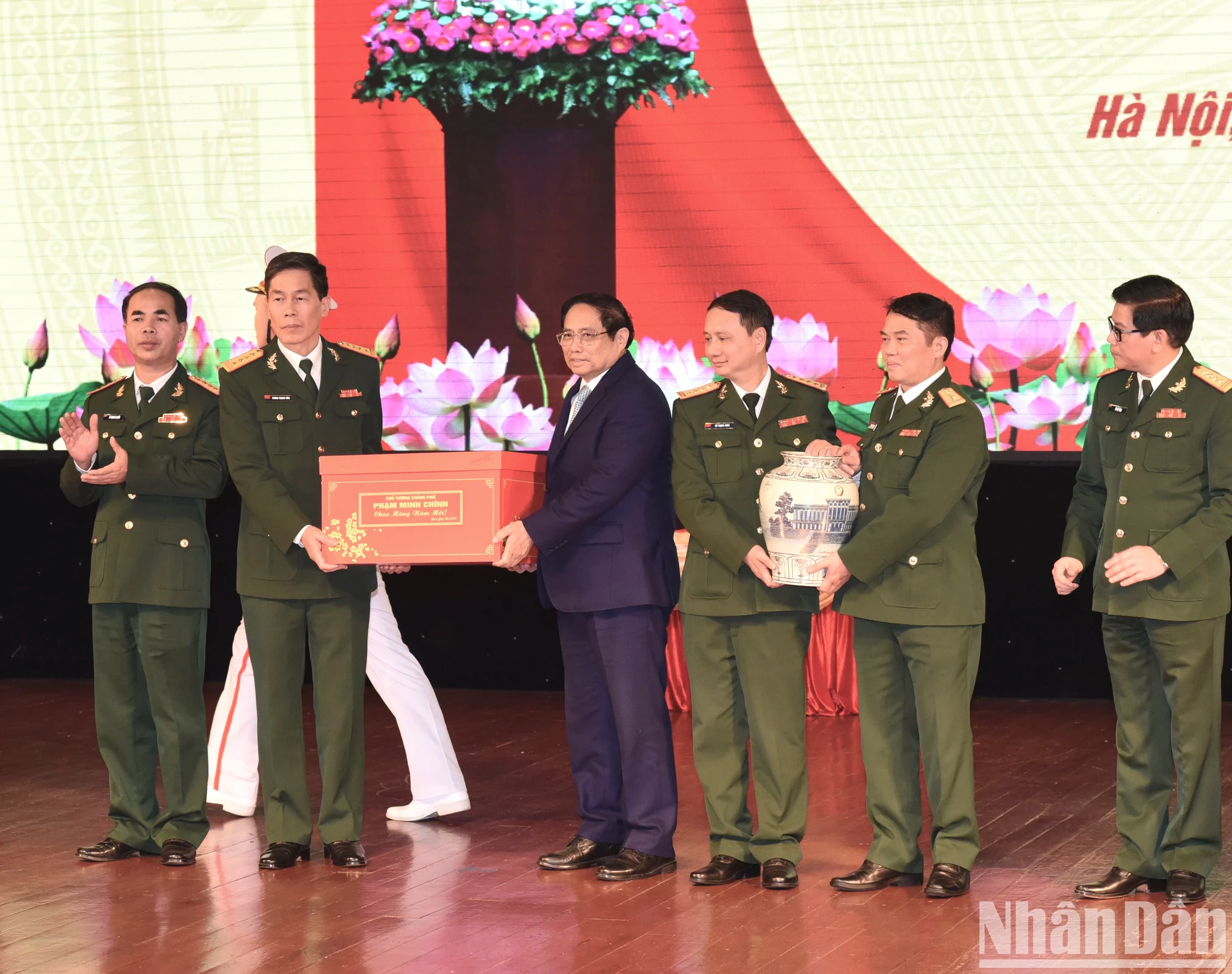 越南政府总理范明正向军队艺术文化大学干部、师生和战士赠送礼物并向他们拜年。 越南政府总理范明正向军队艺术文化大学干部、师生和战士赠送礼物并向他们拜年。