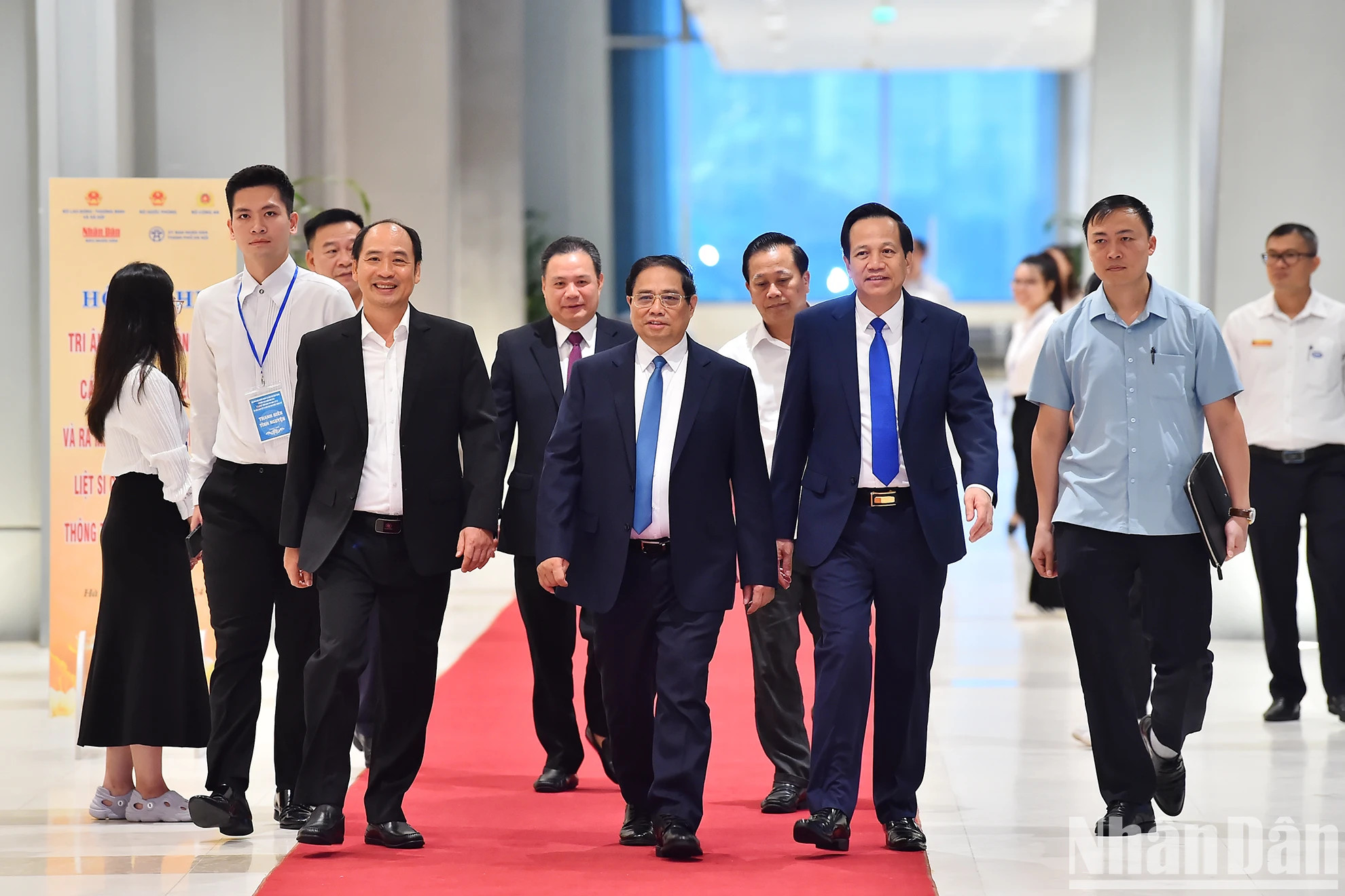 政府总理范明正出席2024年革命有功者感恩会议和身份未得到确认的烈士及其家属基因库亮相仪式。 政府总理范明正出席2024年革命有功者感恩会议和身份未得到确认的烈士及其家属基因库亮相仪式。