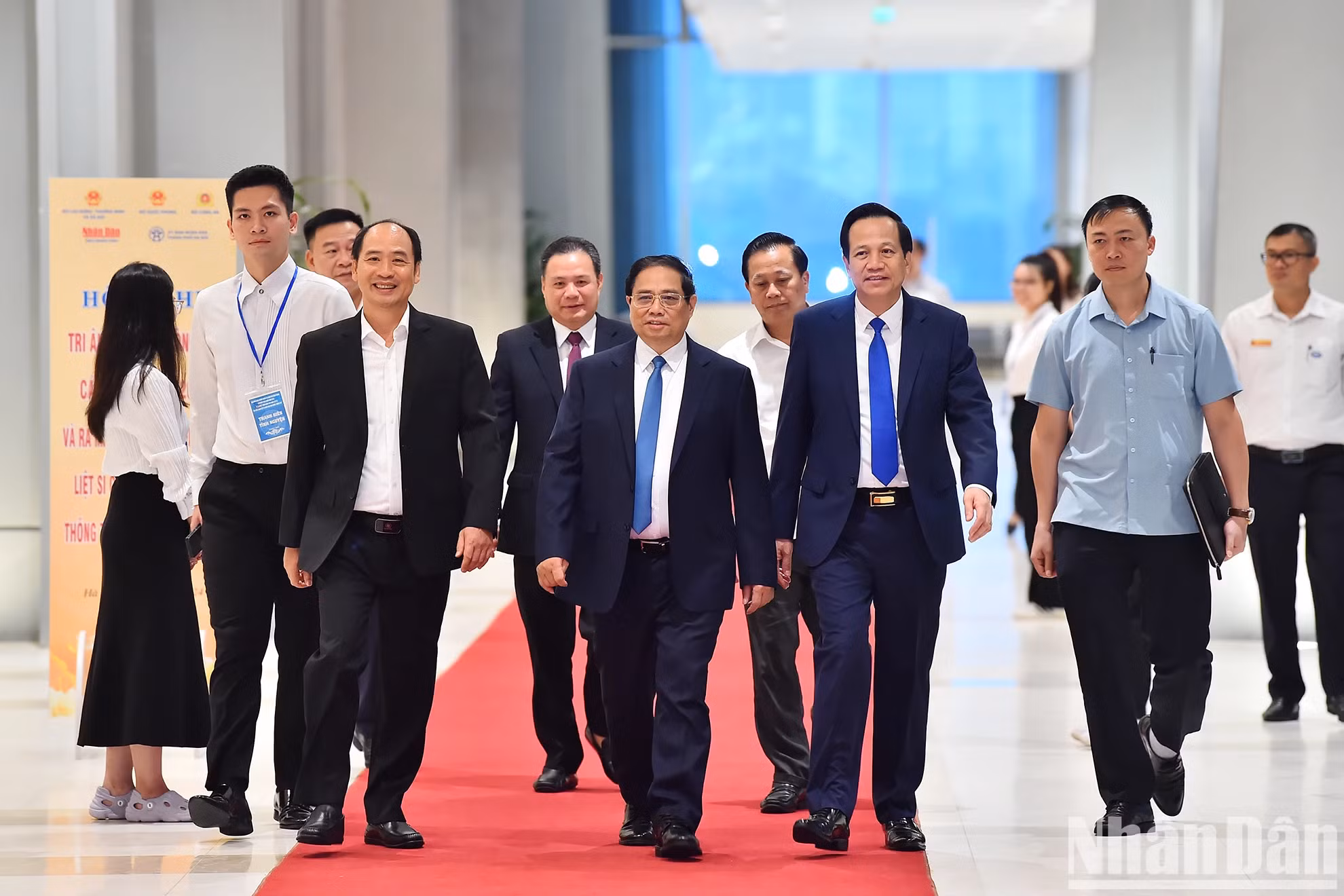 政府总理范明正出席2024年革命有功者感恩会议和身份未得到确认的烈士及其家属基因库亮相仪式。 政府总理范明正出席2024年革命有功者感恩会议和身份未得到确认的烈士及其家属基因库亮相仪式。