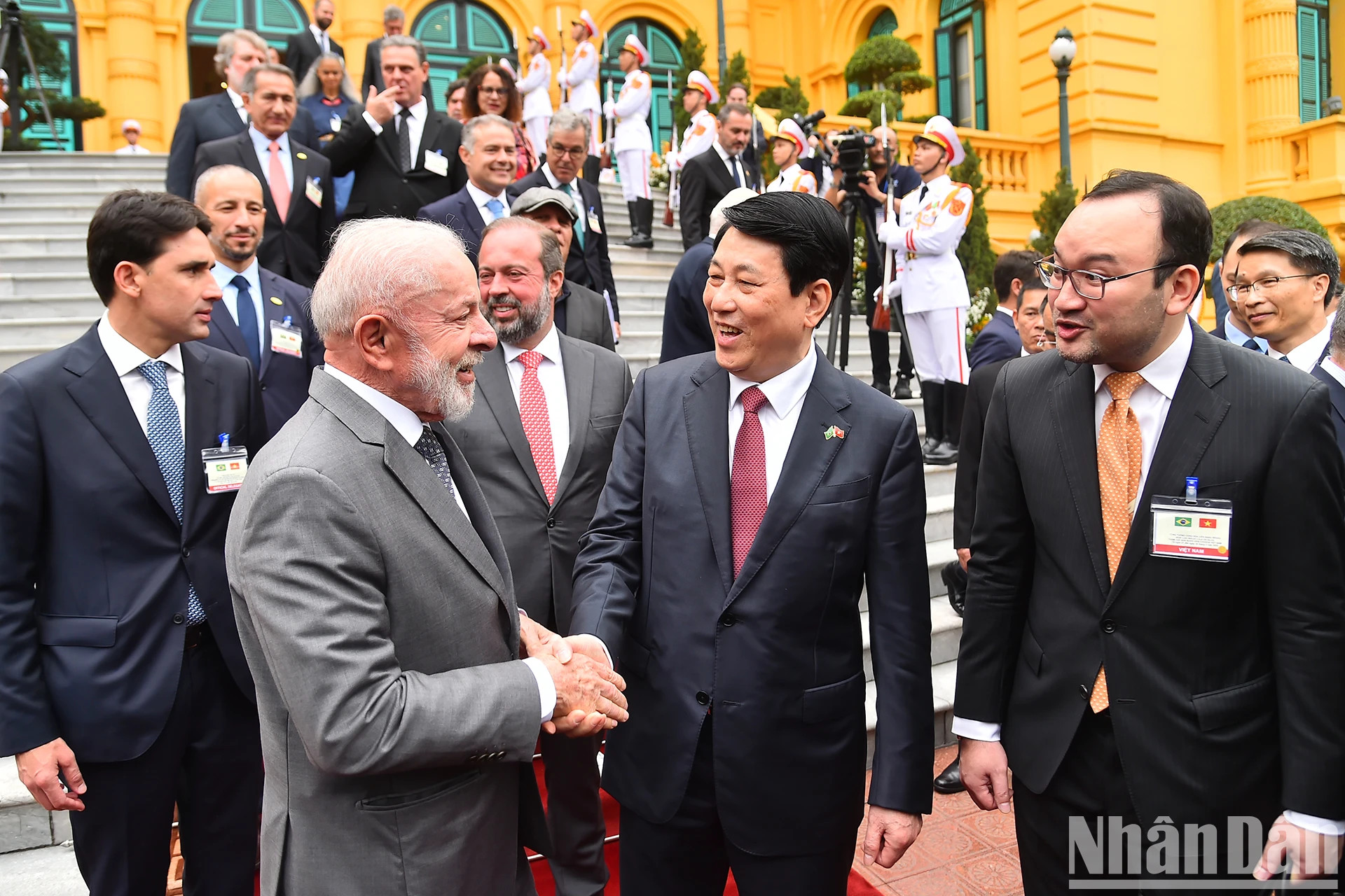 越南国家主席梁强和巴西总统路易斯·伊纳西奥·卢拉·达席尔瓦交谈。