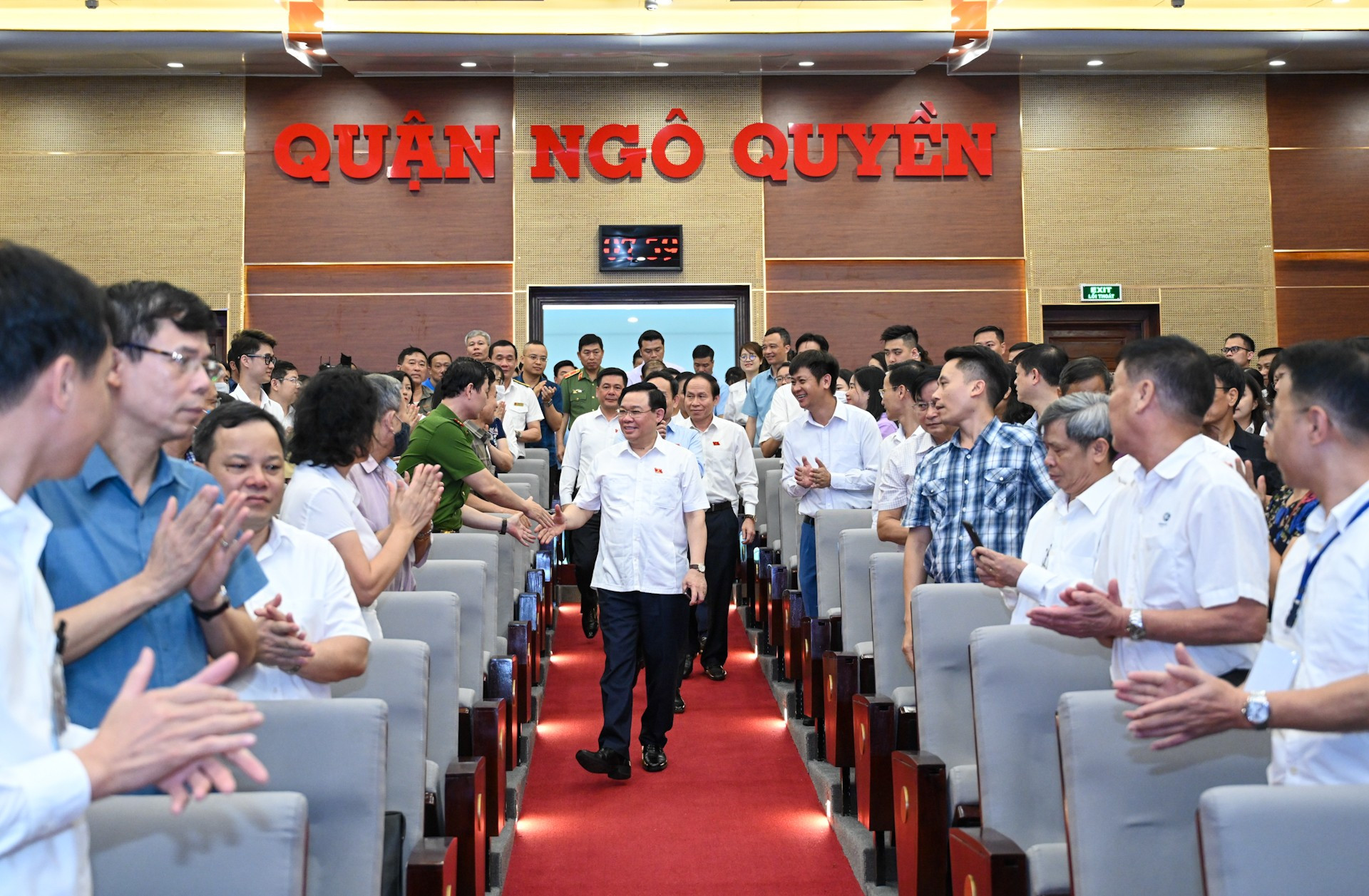 国会主席王廷惠和海防市国会代表出席海防市吴权郡选民会见会议。 国会主席王廷惠和海防市国会代表出席海防市吴权郡选民会见会议。