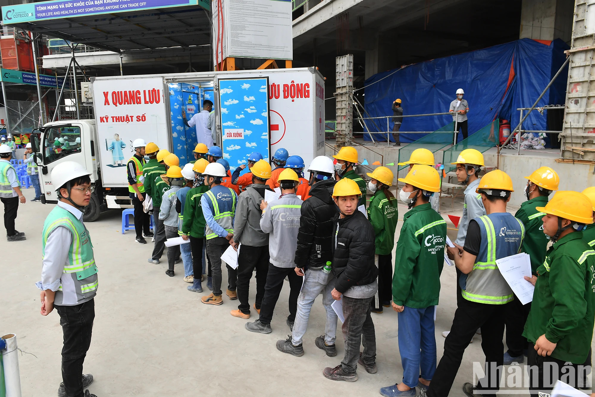 组委会也为工人们进行就地体检。