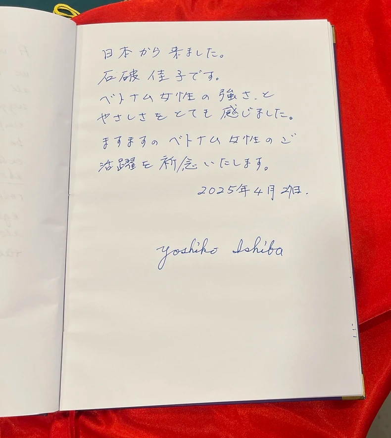 石破佳子女士在越南妇女博物馆的纪念簿上留言。 石破佳子女士在越南妇女博物馆的纪念簿上留言。