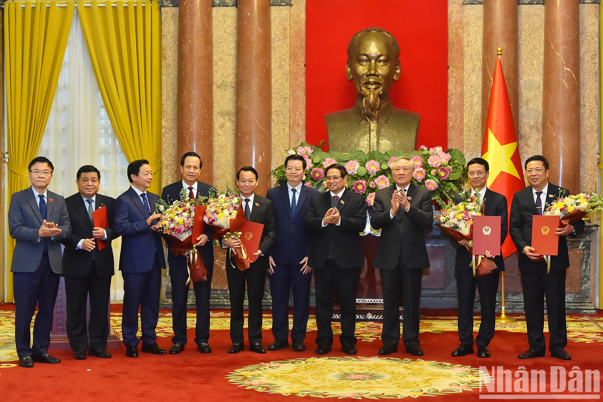 政府总理范明正和各位政府副总理祝贺各位新任部长。 政府总理范明正和各位政府副总理祝贺各位新任部长。