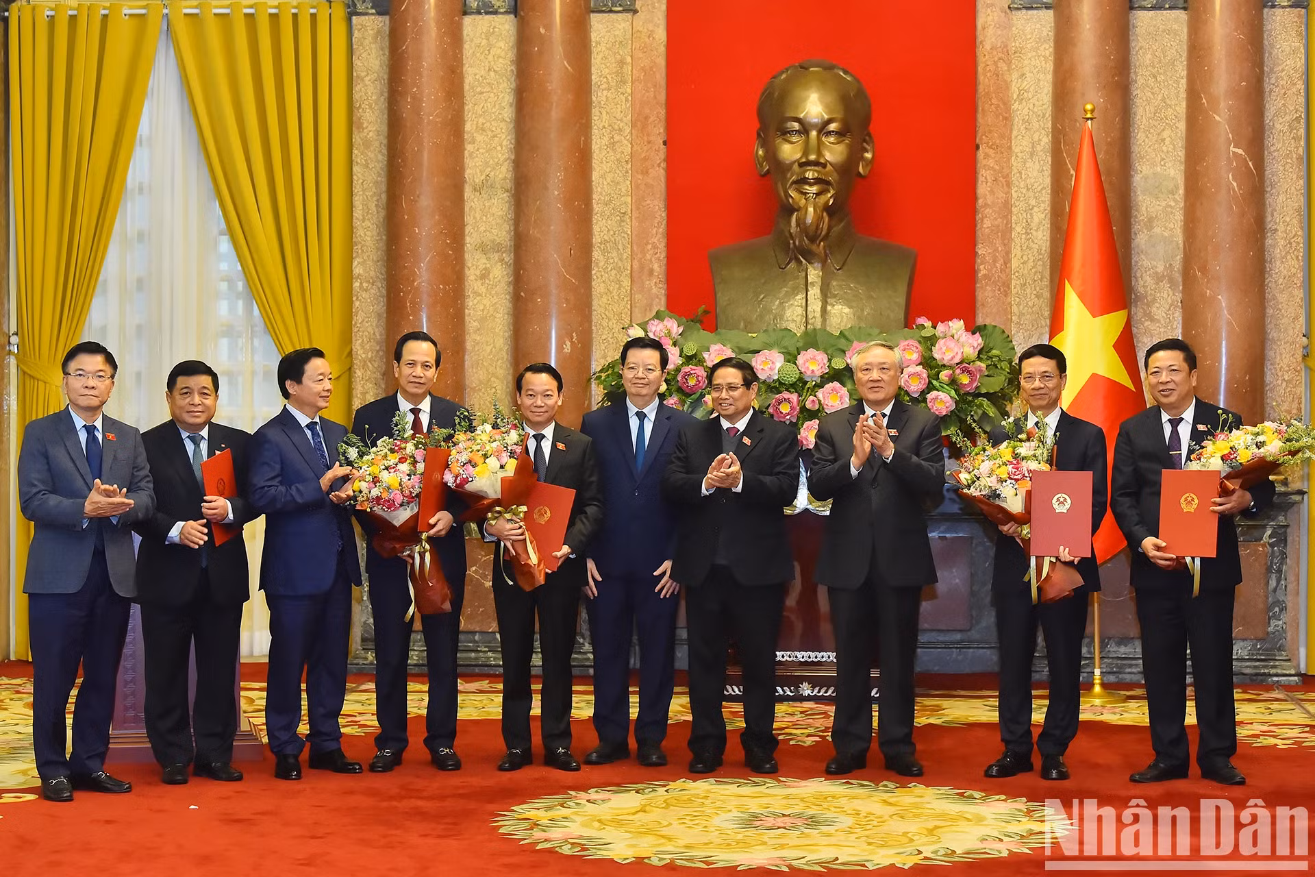 政府总理范明正和各位政府副总理祝贺各位新任部长。