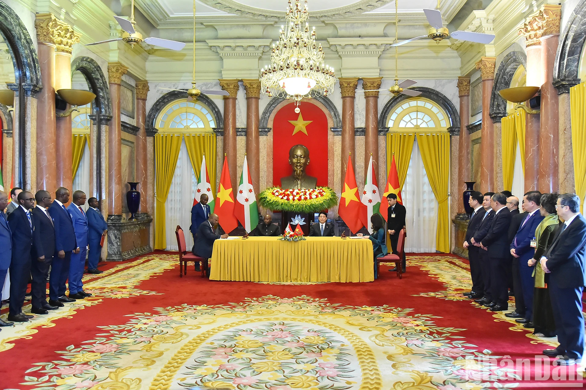 越南和布隆迪合作文件签字仪式在主席府举行。 越南和布隆迪合作文件签字仪式在主席府举行。