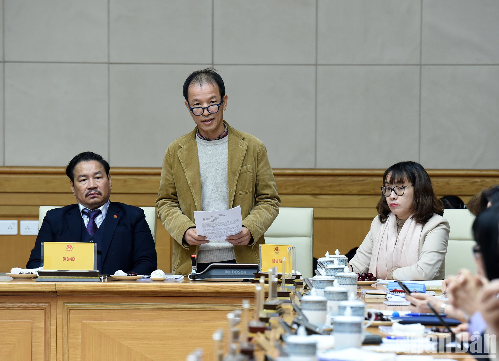 与会代表发表讲话。 与会代表发表讲话。