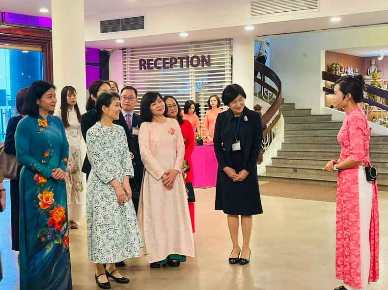 石破佳子女士倾听有关越南妇女博物馆的形成和发展历史。 石破佳子女士倾听有关越南妇女博物馆的形成和发展历史。