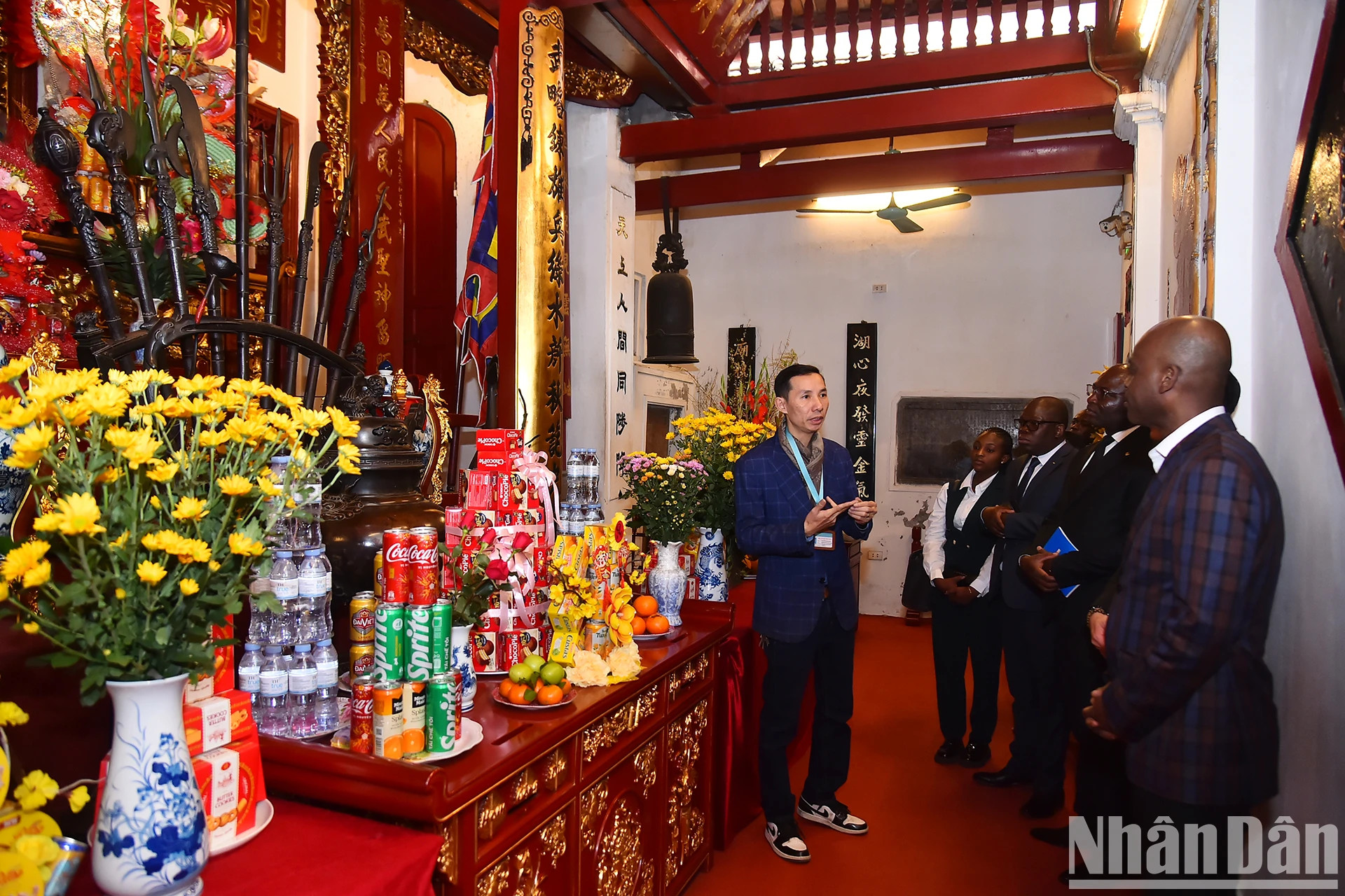 多哥外交部长罗贝尔·迪塞在玉山祠了解越南传统文化。